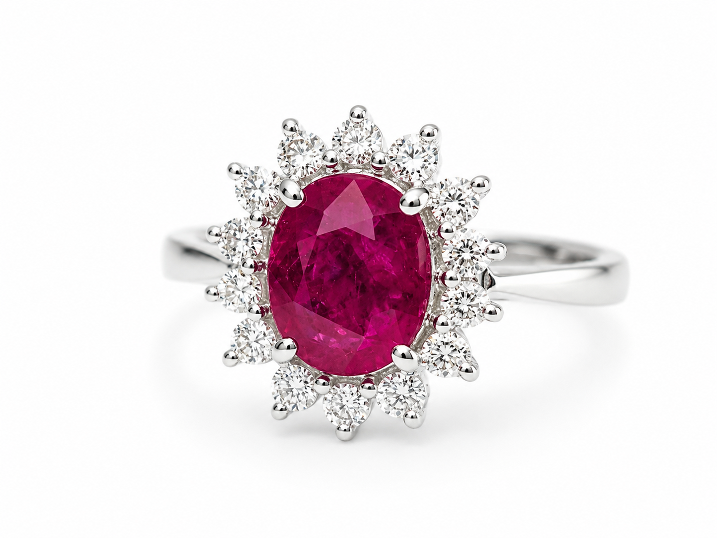 Bague entourage en or blanc, rubis 1,91ct et diamants