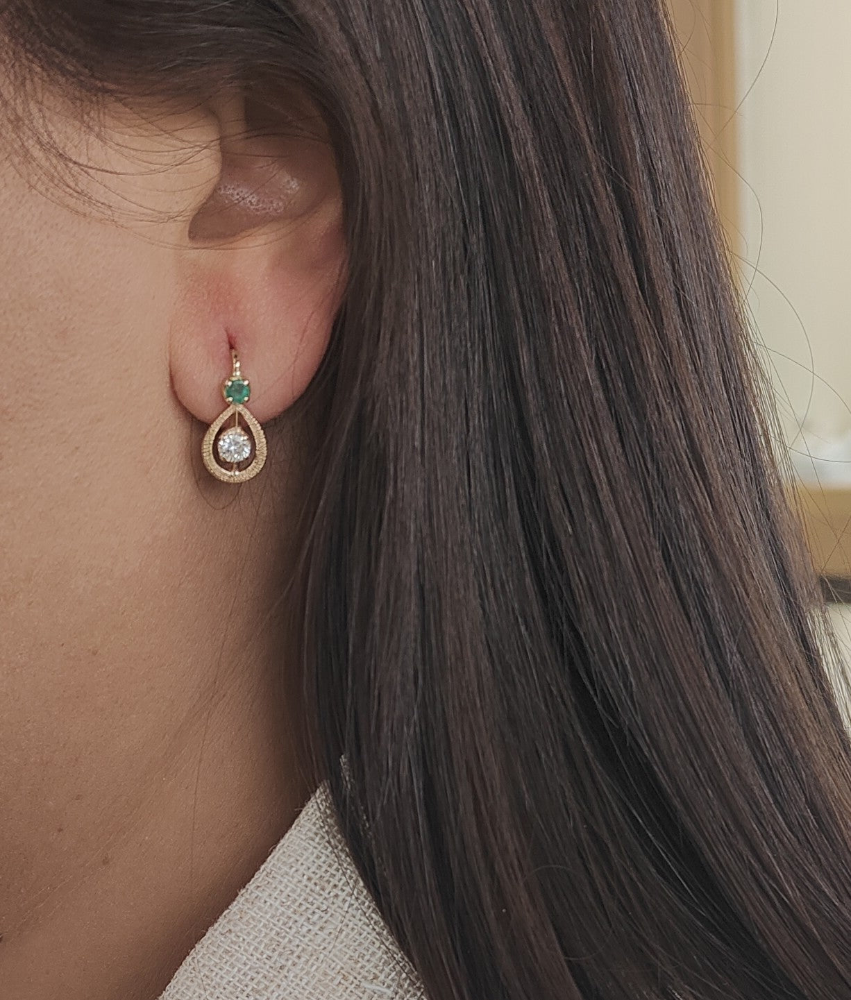 Boucles d'oreilles en or jaune, émeraudes et diamants