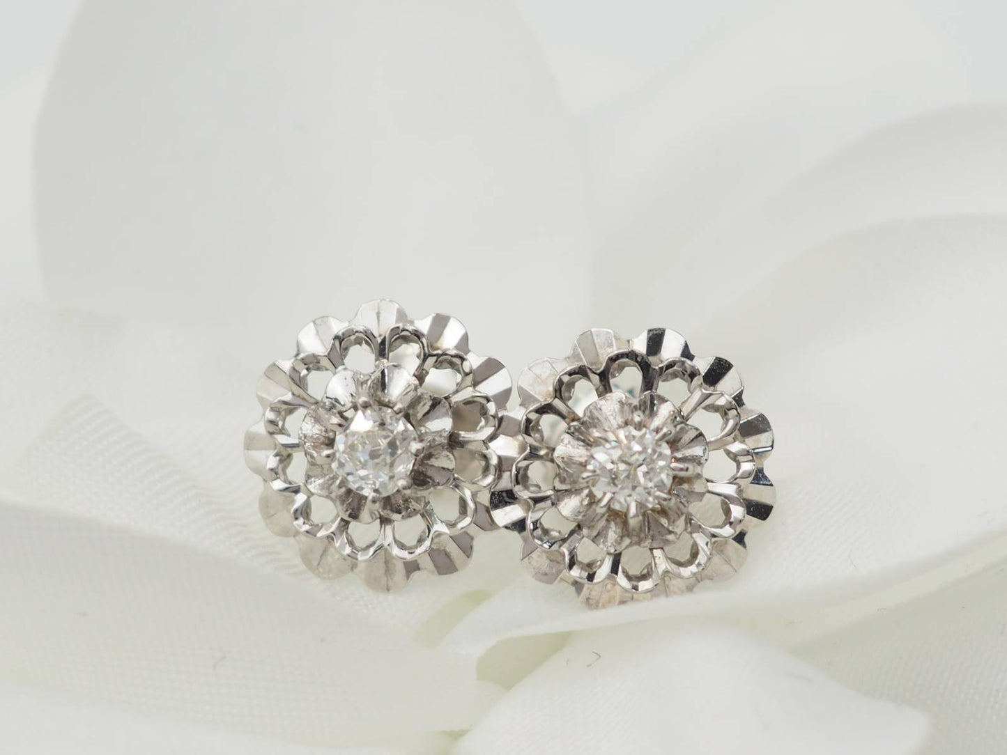 Boucles d'oreilles anciennes en or blanc et diamants