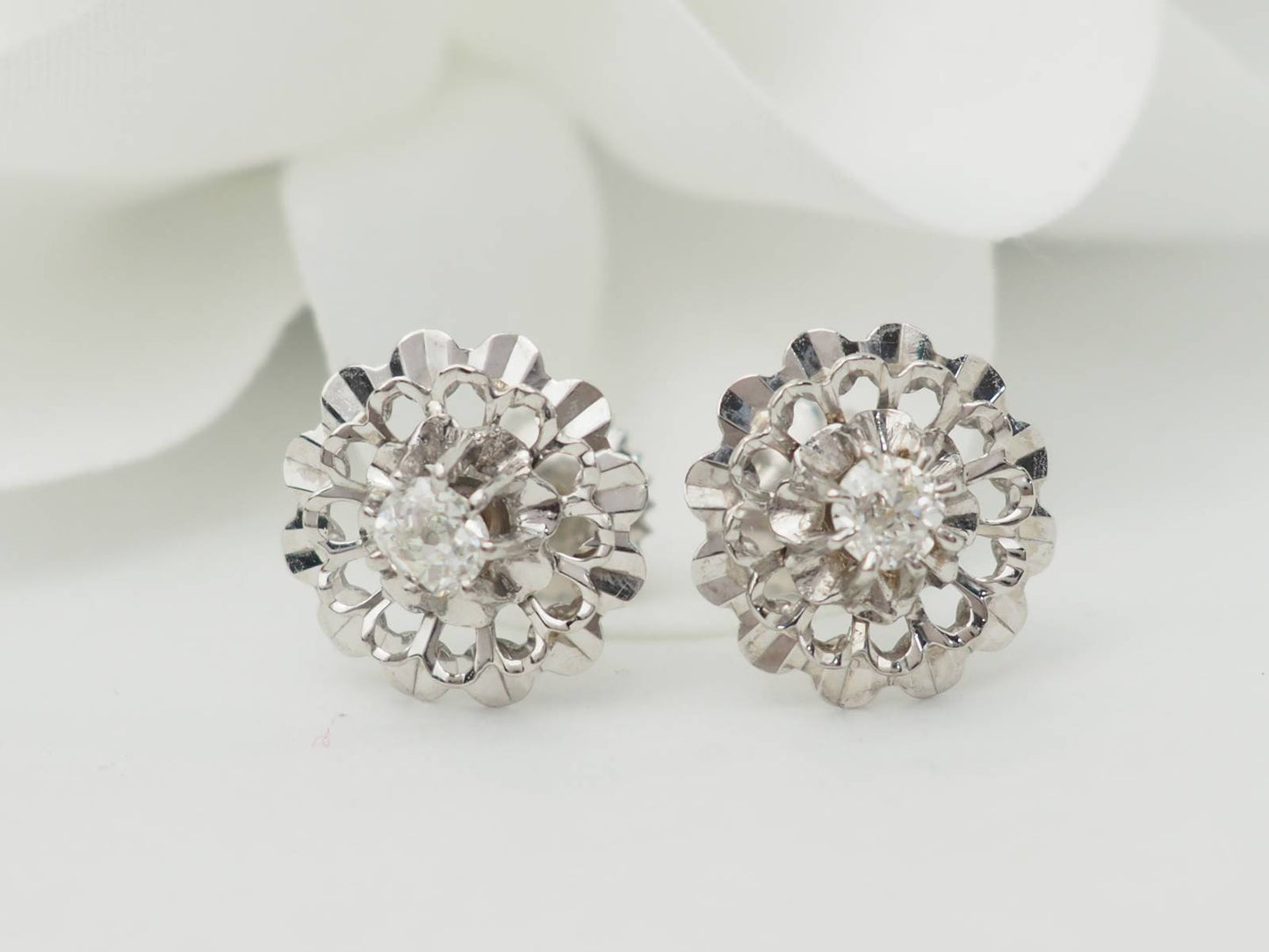 Boucles d'oreilles anciennes en or blanc et diamants