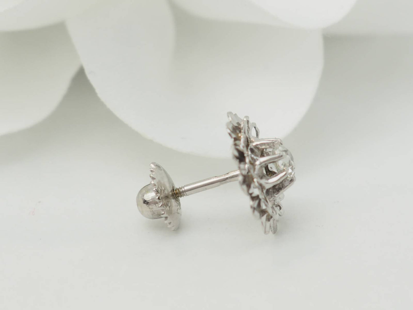 Boucles d'oreilles anciennes en or blanc et diamants