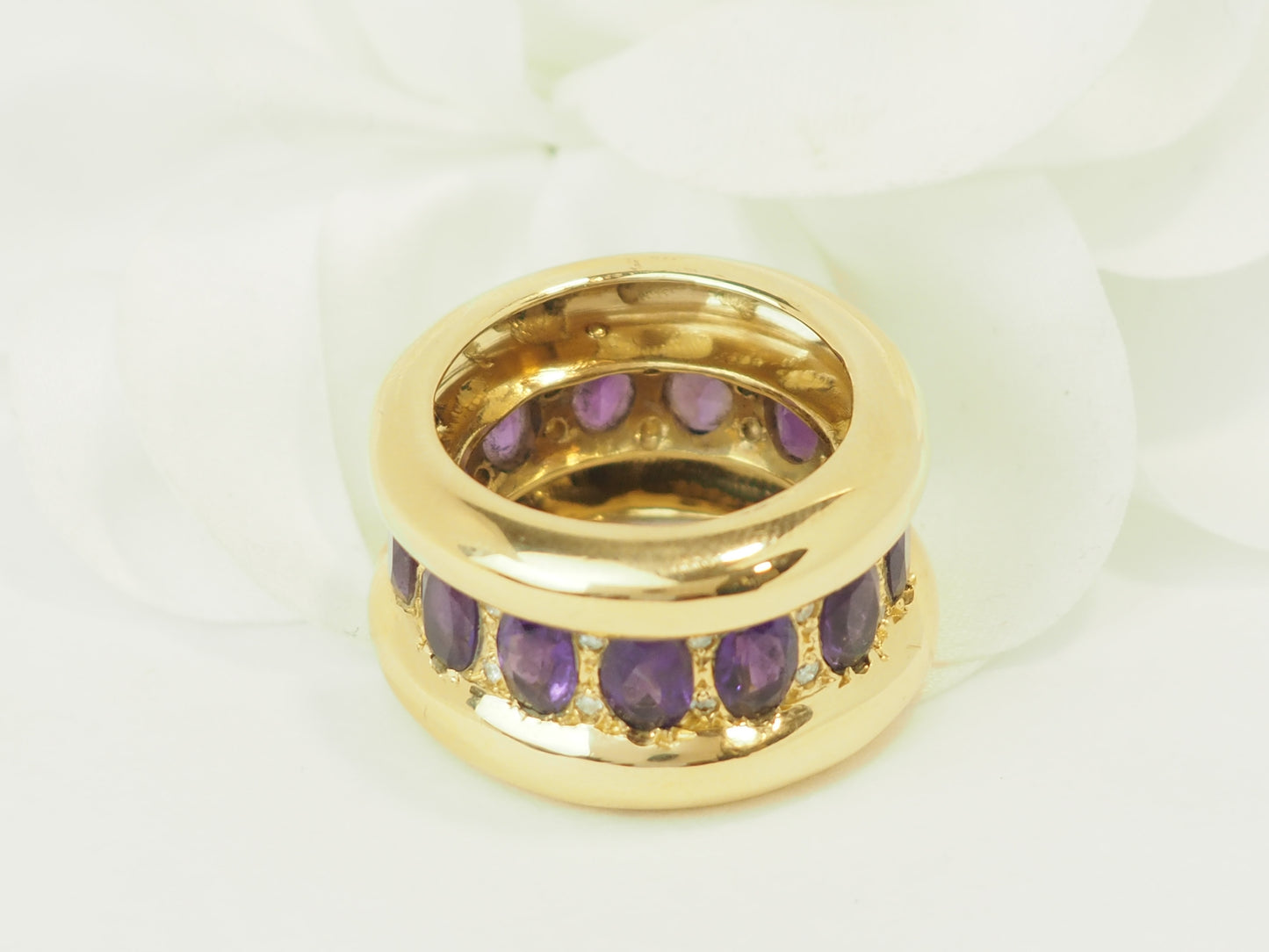 bague importante en or jaune et améthystes naturelles