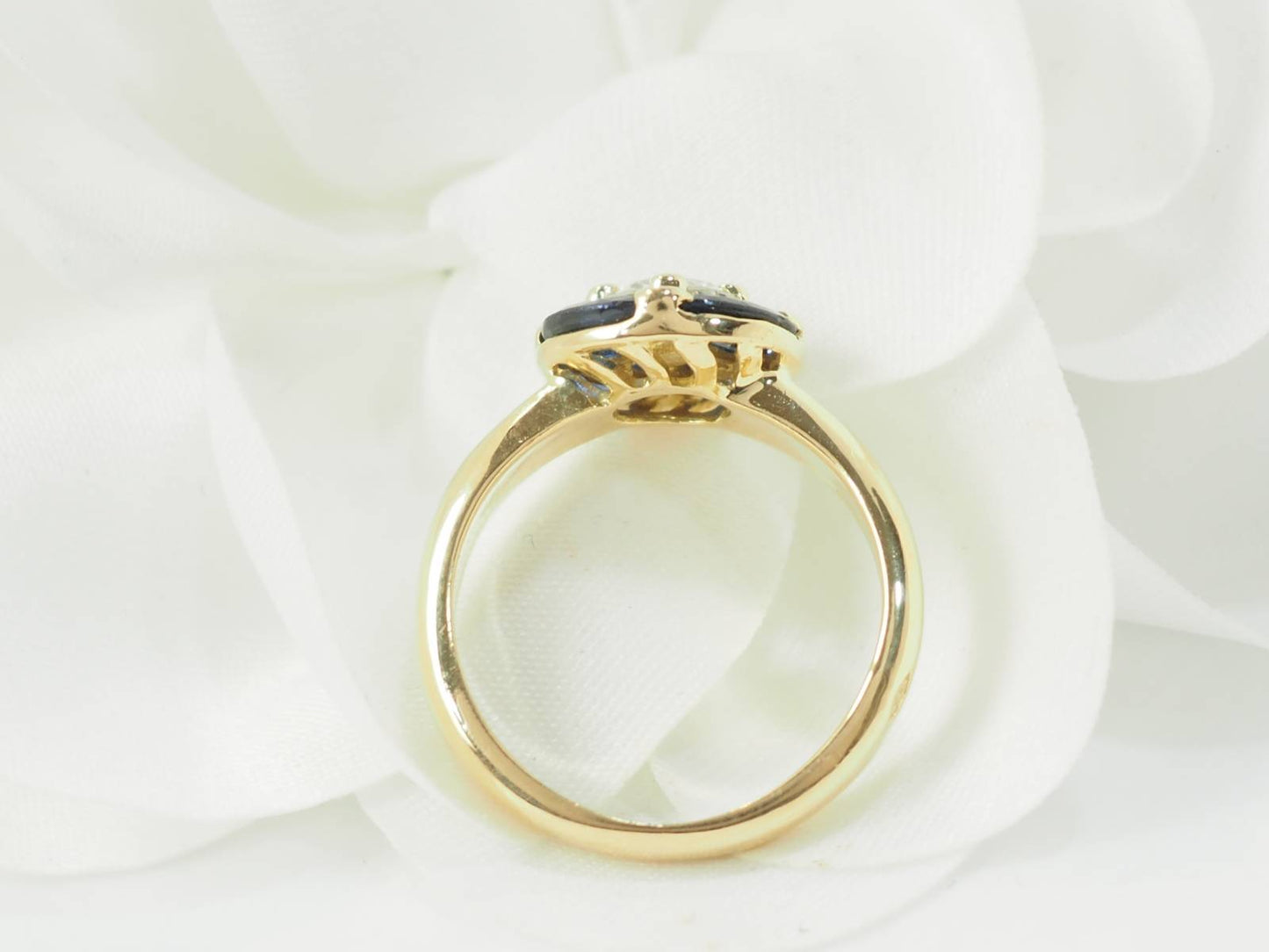 Bague ronde en or jaune, saphirs et diamant