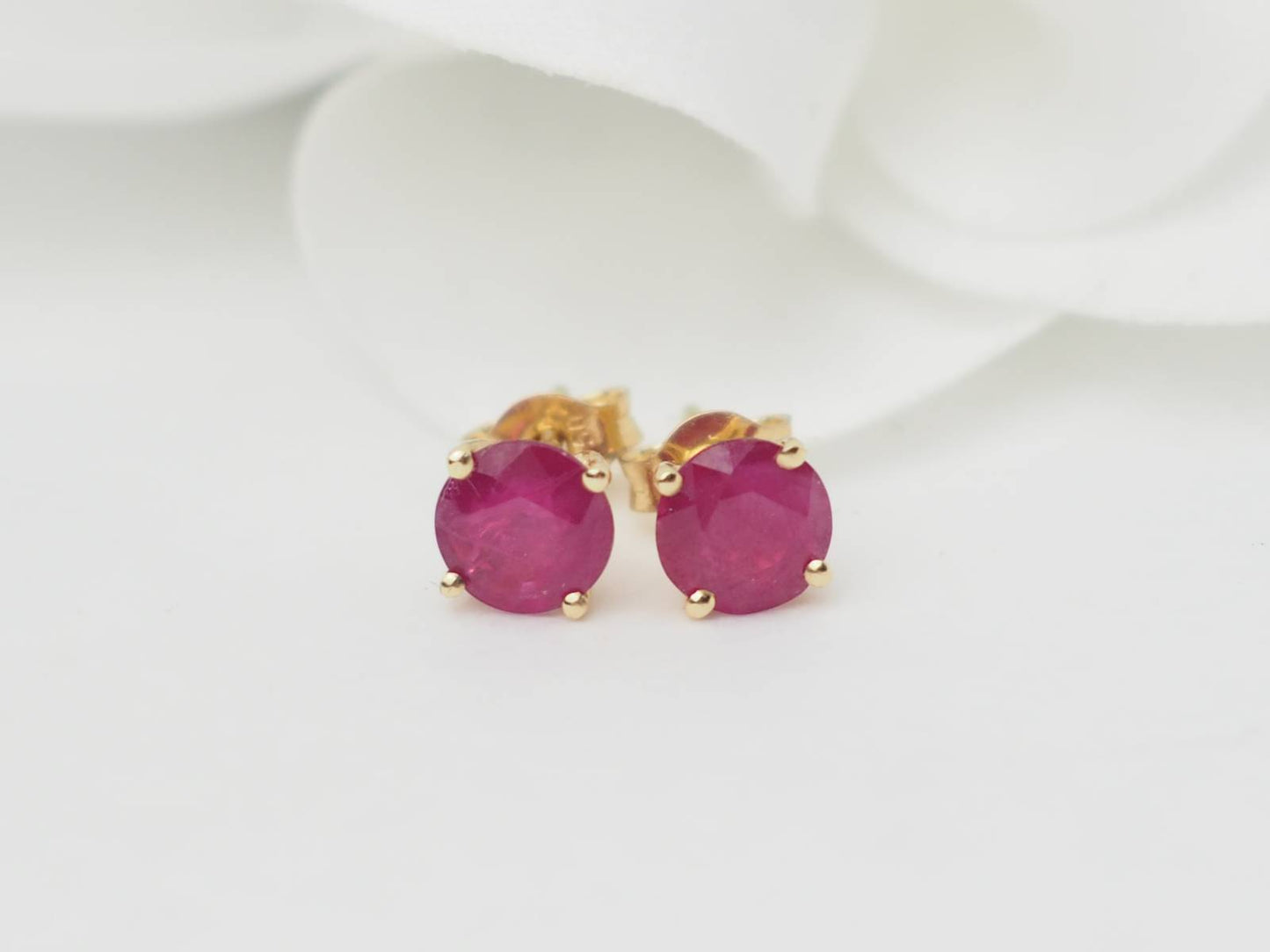 Puces d'oreilles en or jaune et rubis