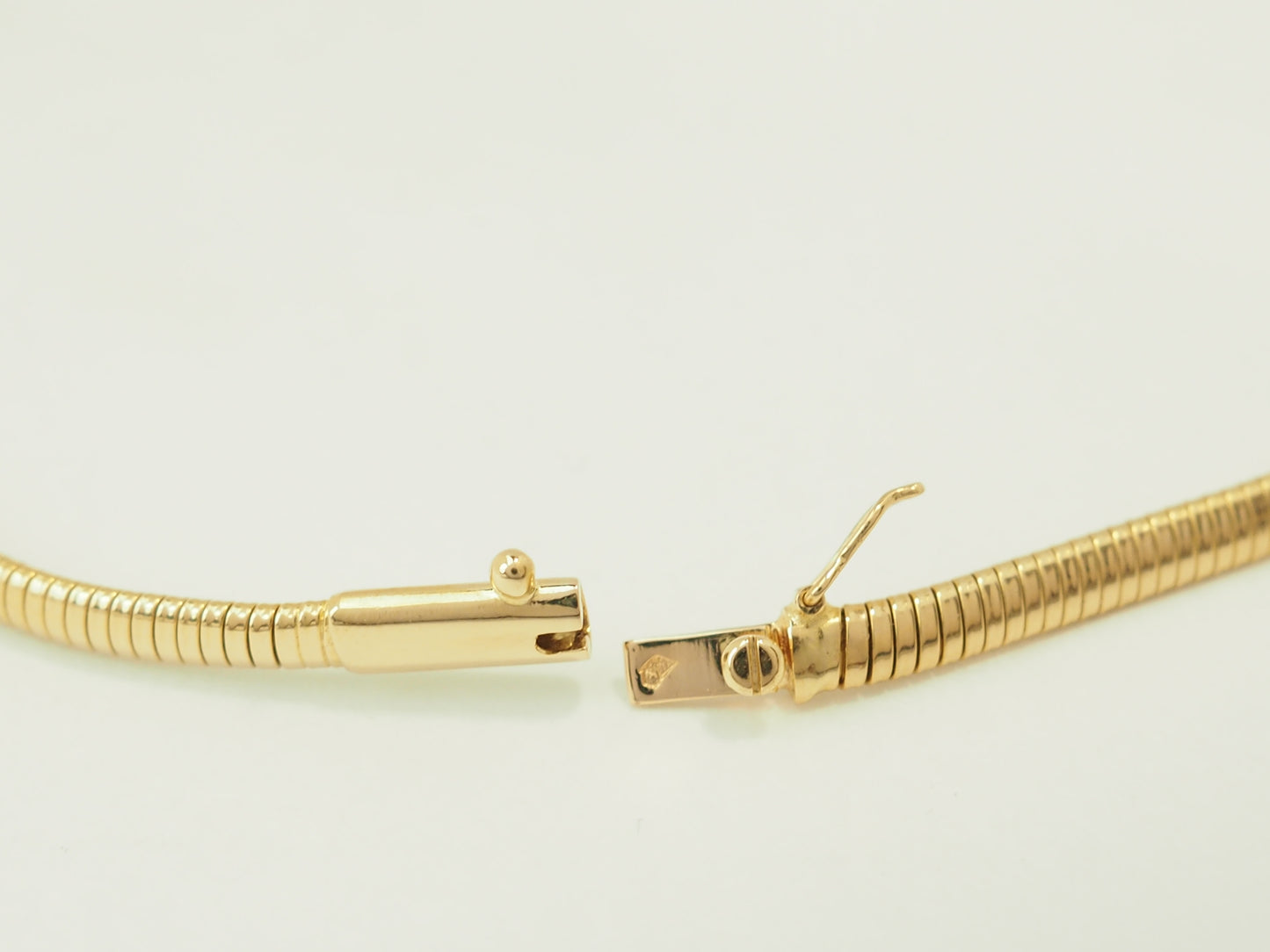 Collier Tubogas ras-de-cou en or jaune 18 carats et diamants