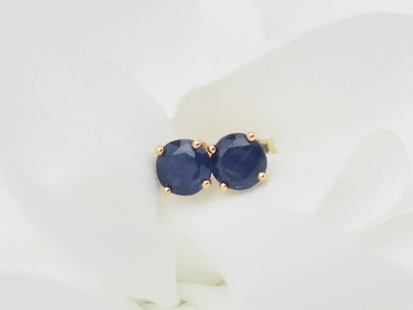 Puces d'oreilles en or jaune et saphir
