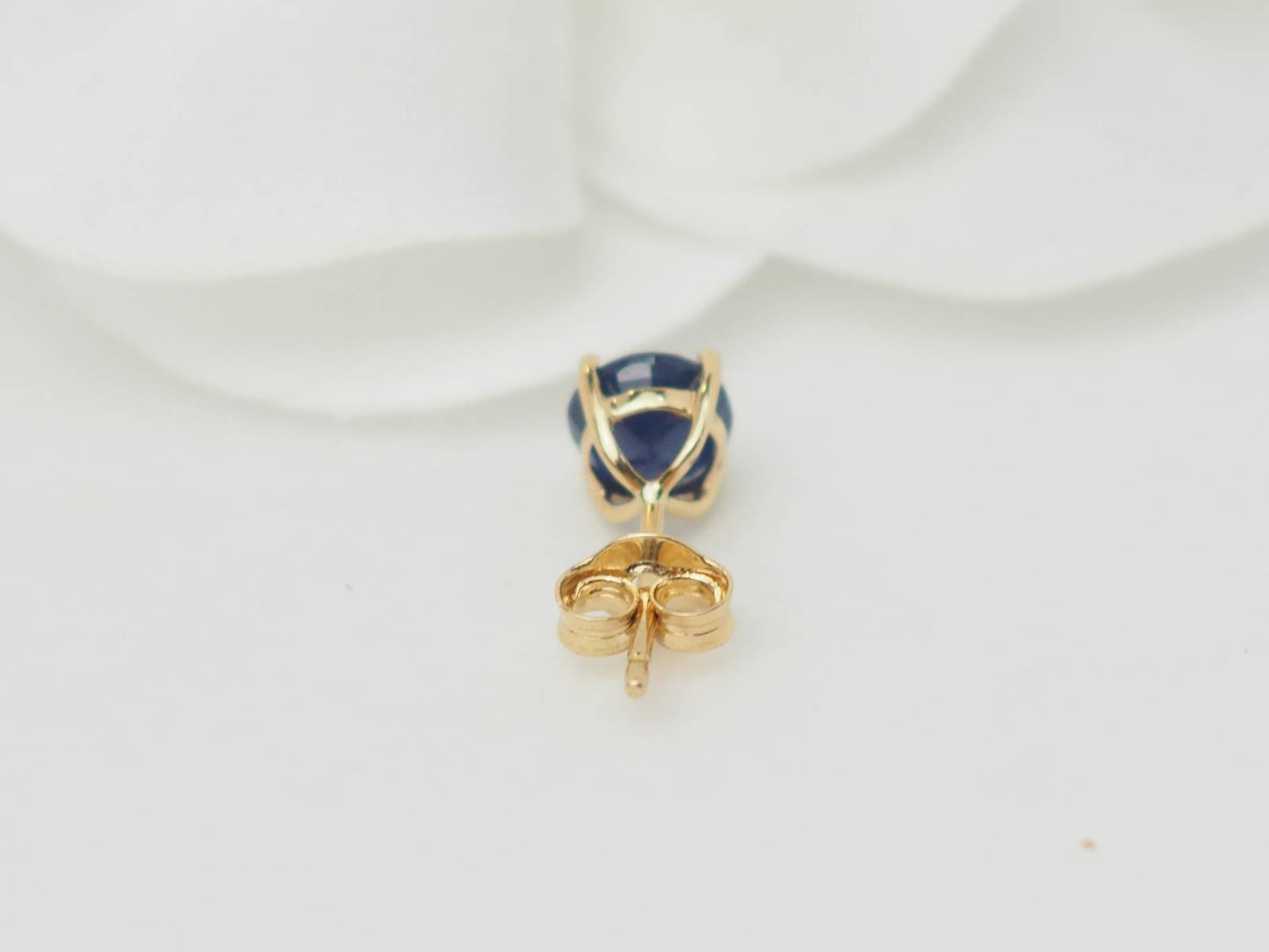 Puces d'oreilles en or jaune et saphir