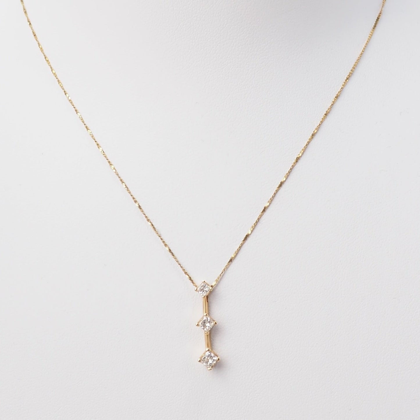 Collier trilogie en or jaune et diamants princesse