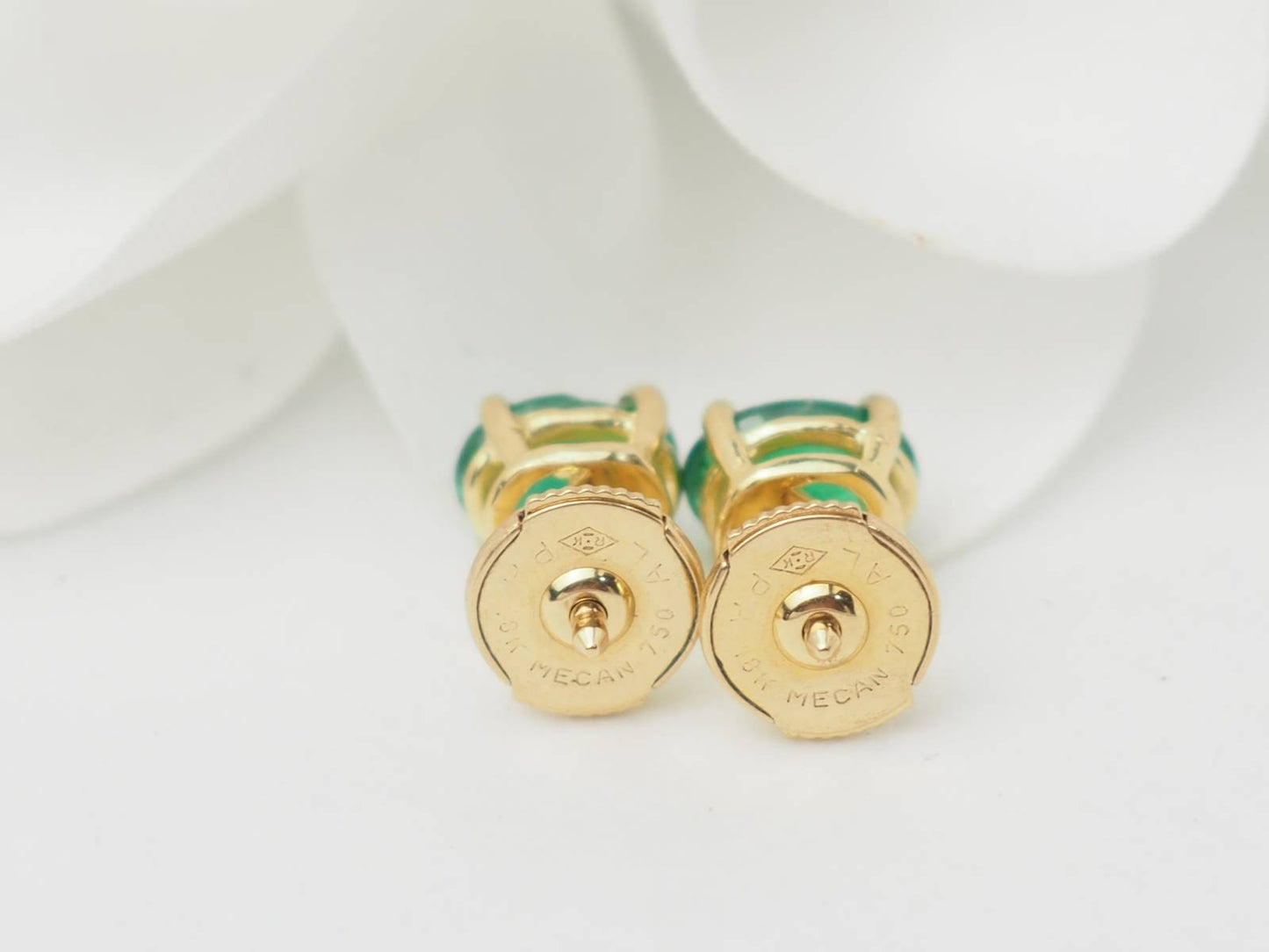 Puces d'oreilles en or jaune et émeraude
