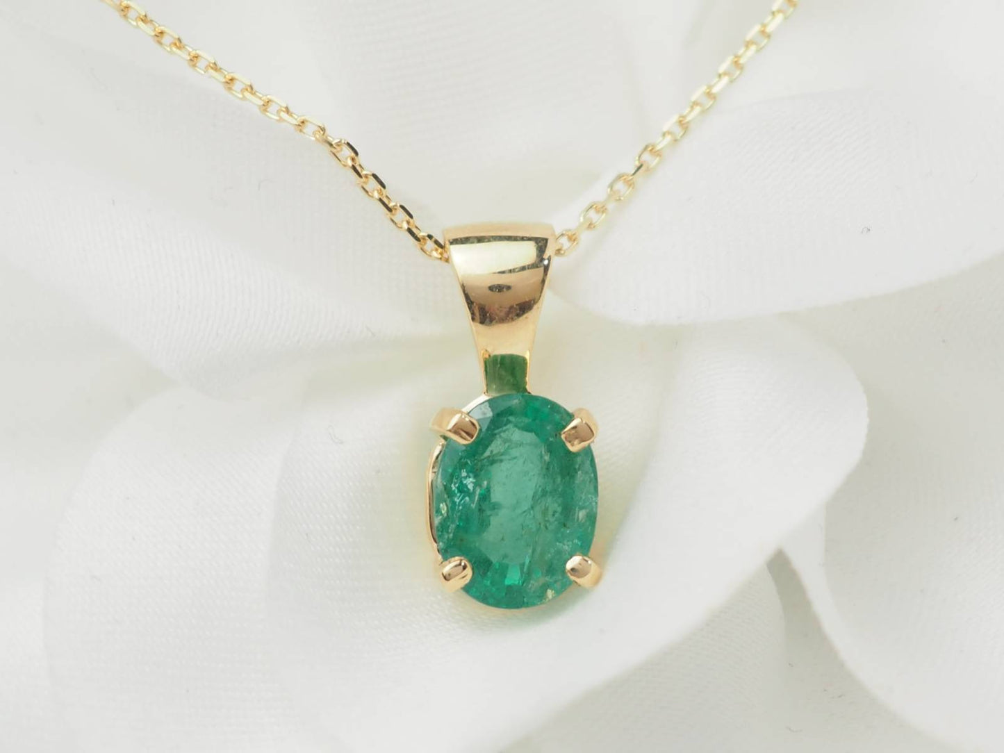Collier solitaire en or jaune et émeraude