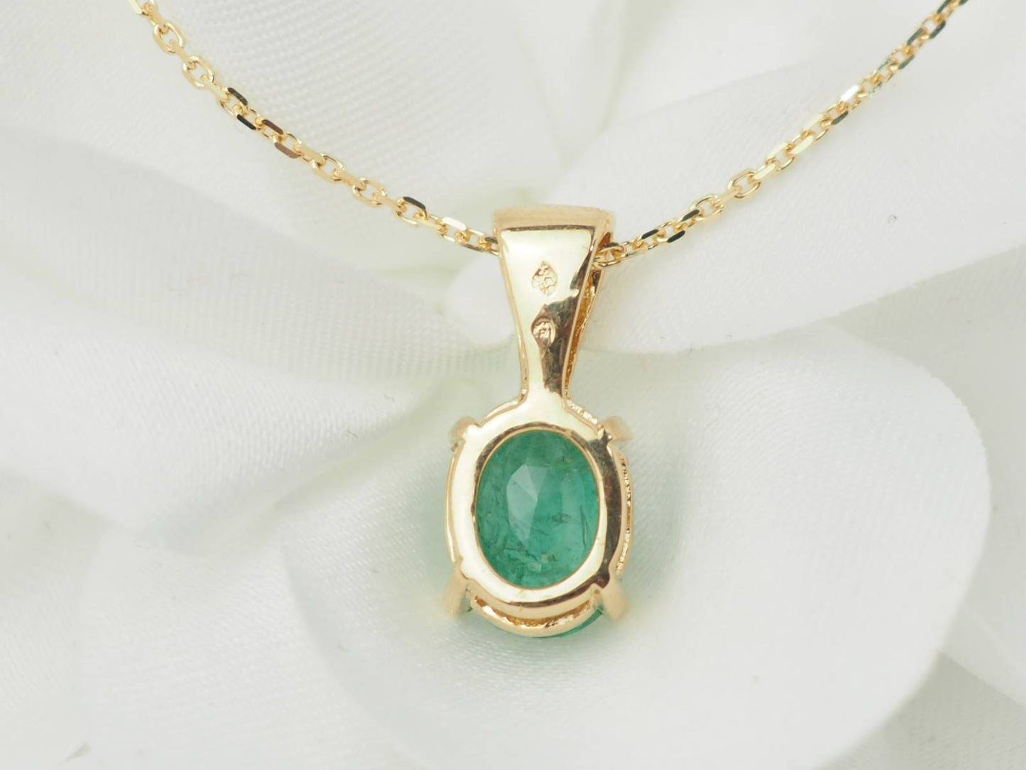 Collier solitaire en or jaune et émeraude