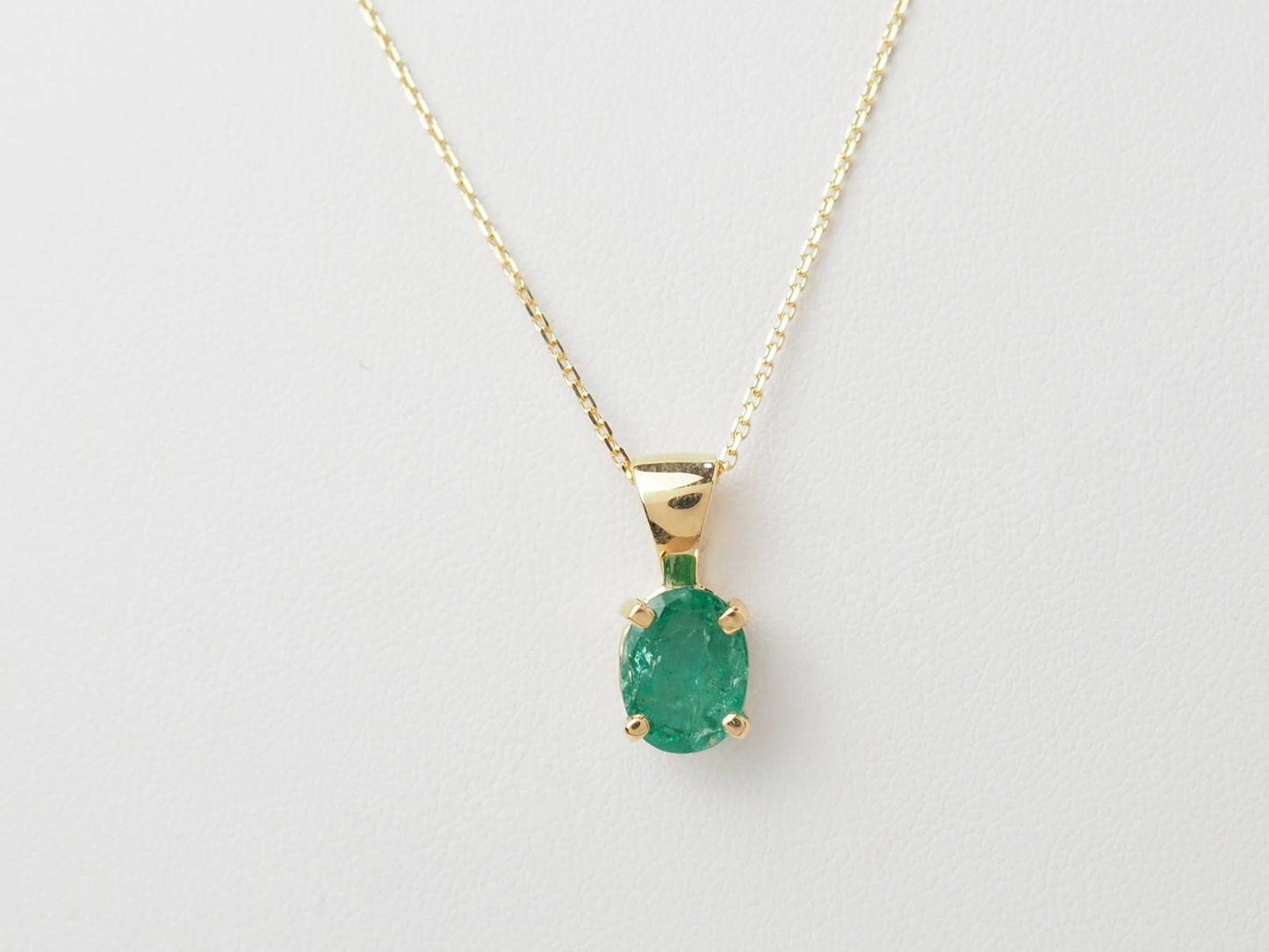 Collier solitaire en or jaune et émeraude