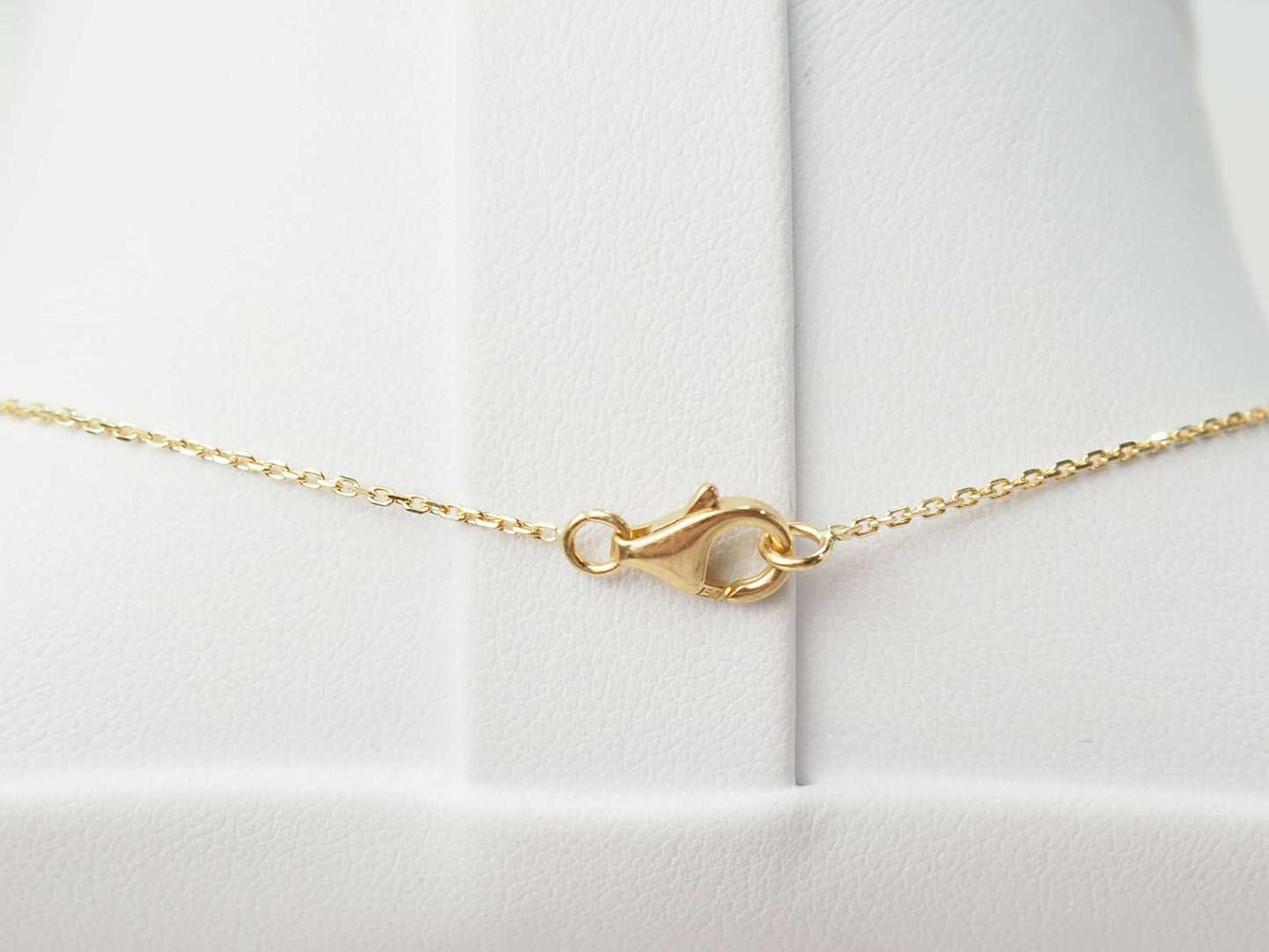Collier solitaire en or jaune et émeraude