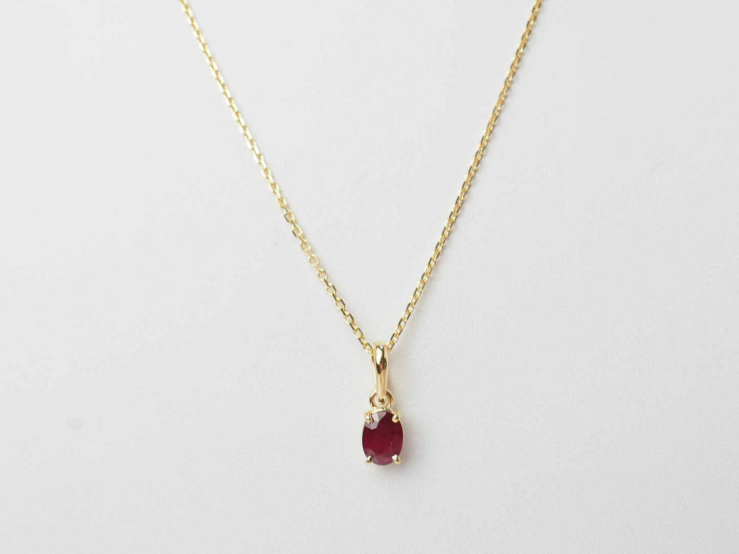 Collier solitaire en or jaune et rubis
