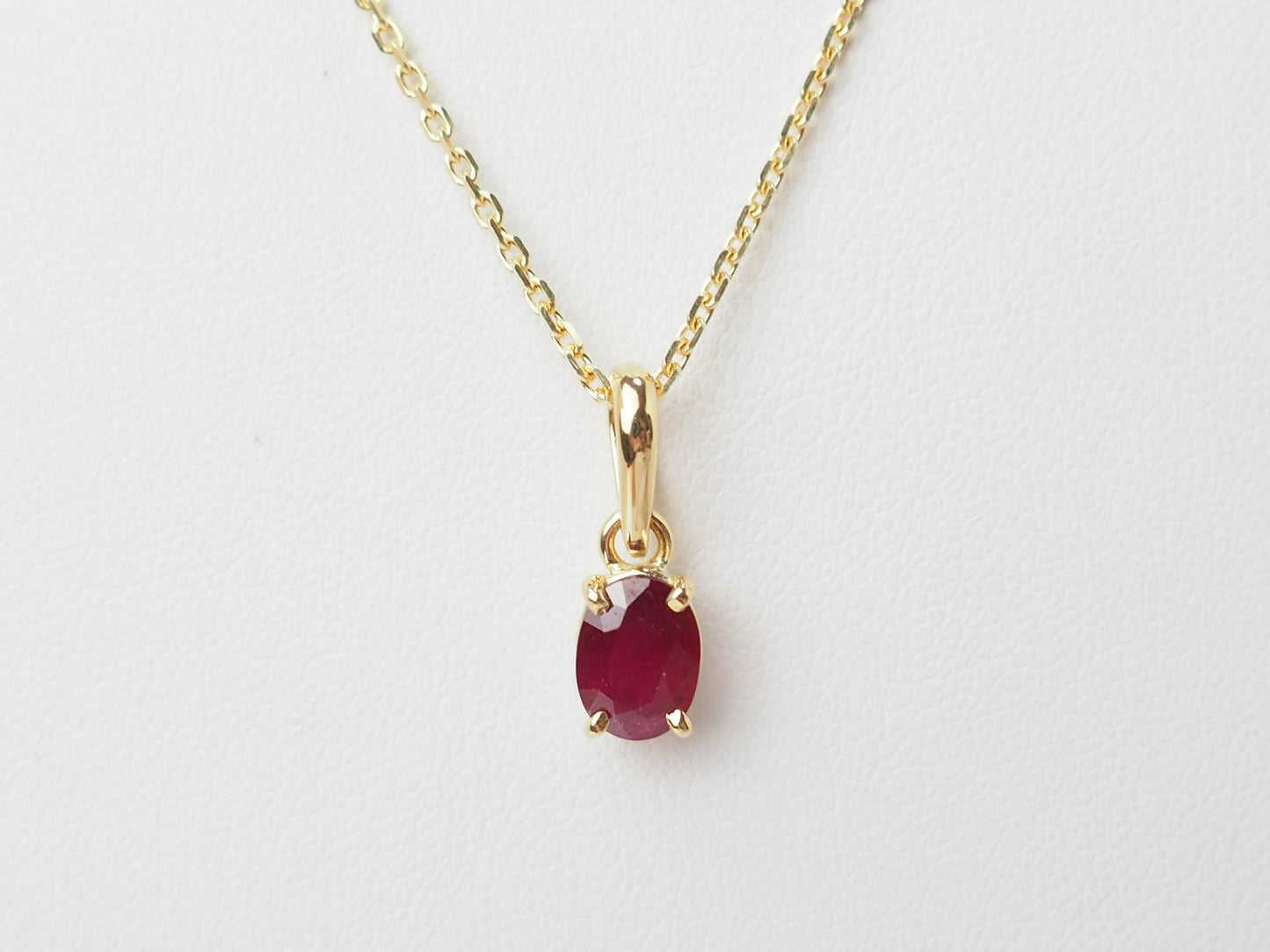 Collier solitaire en or jaune et rubis