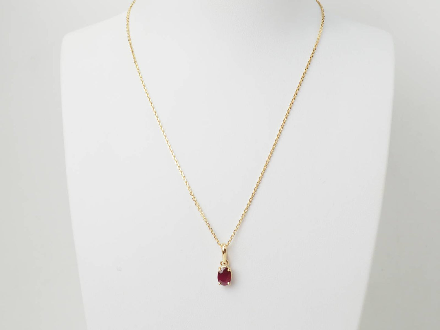 Collier solitaire en or jaune et rubis