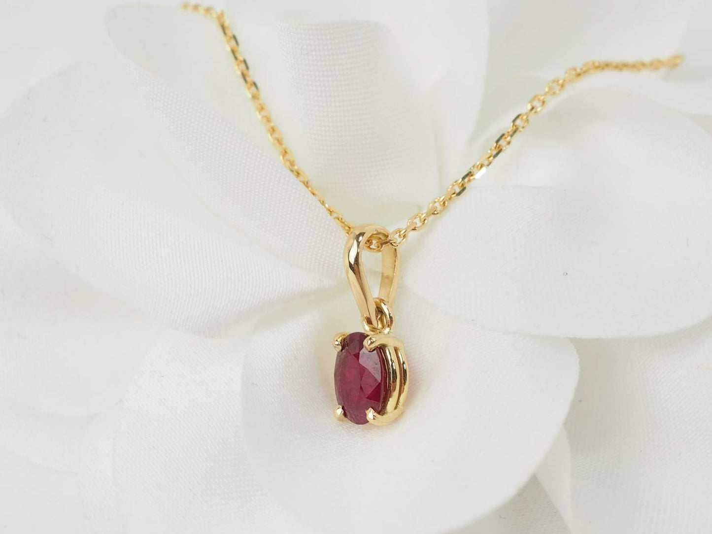 Collier solitaire en or jaune et rubis