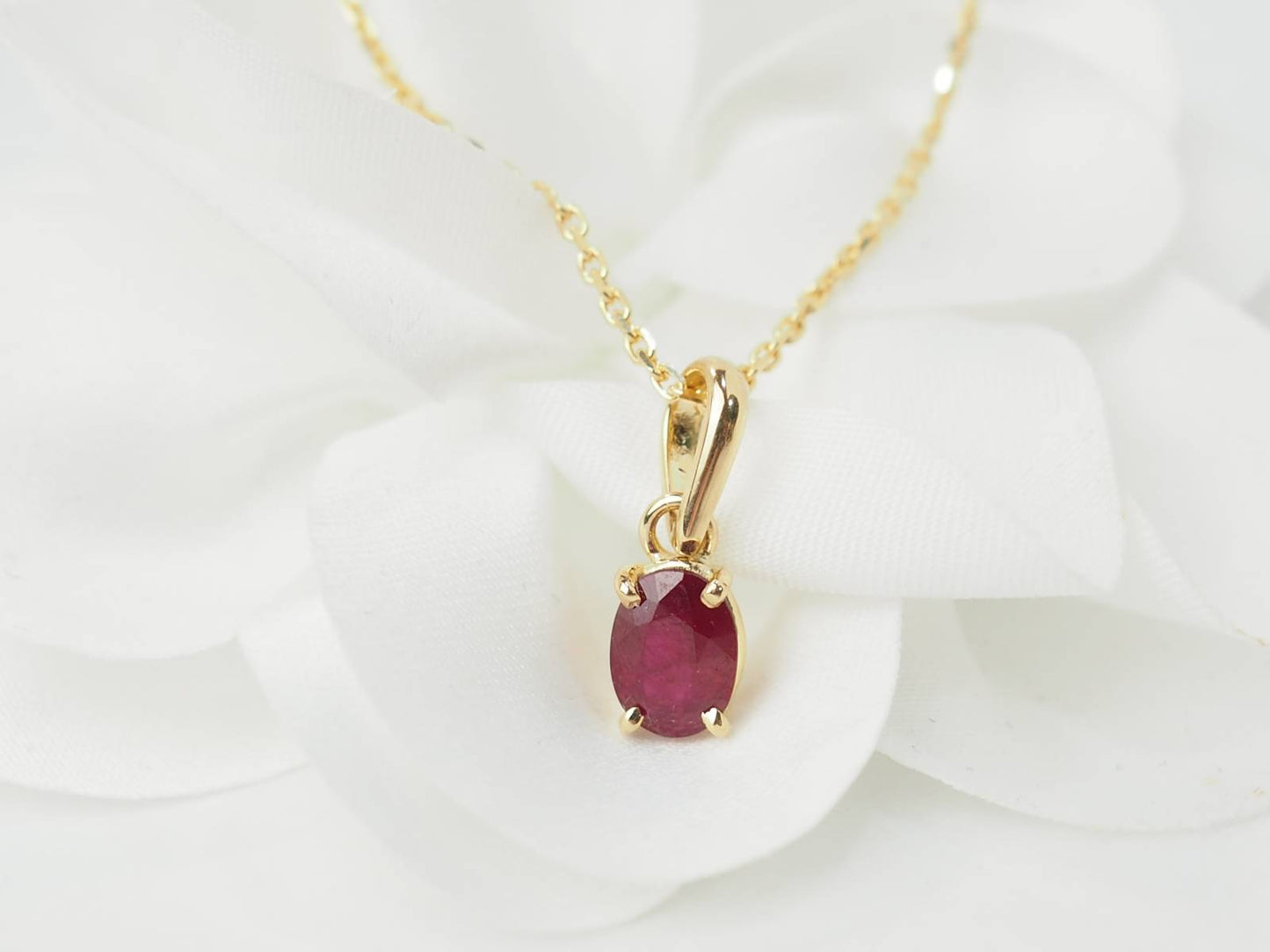 Collier solitaire en or jaune et rubis