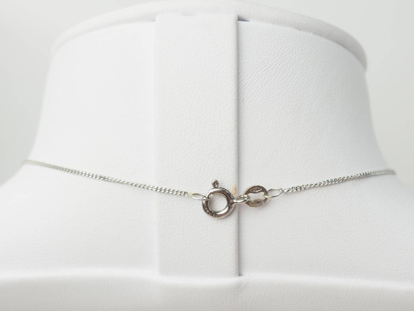 Collier solitaire en or blanc et saphir ovale