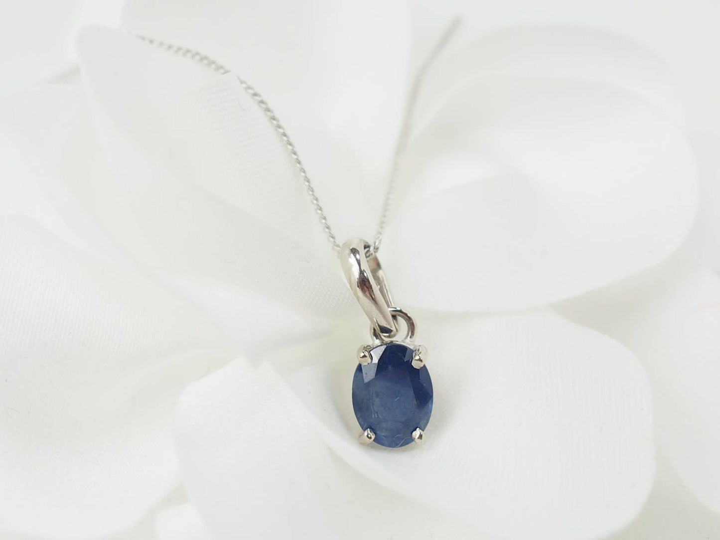 Collier solitaire en or blanc et saphir ovale