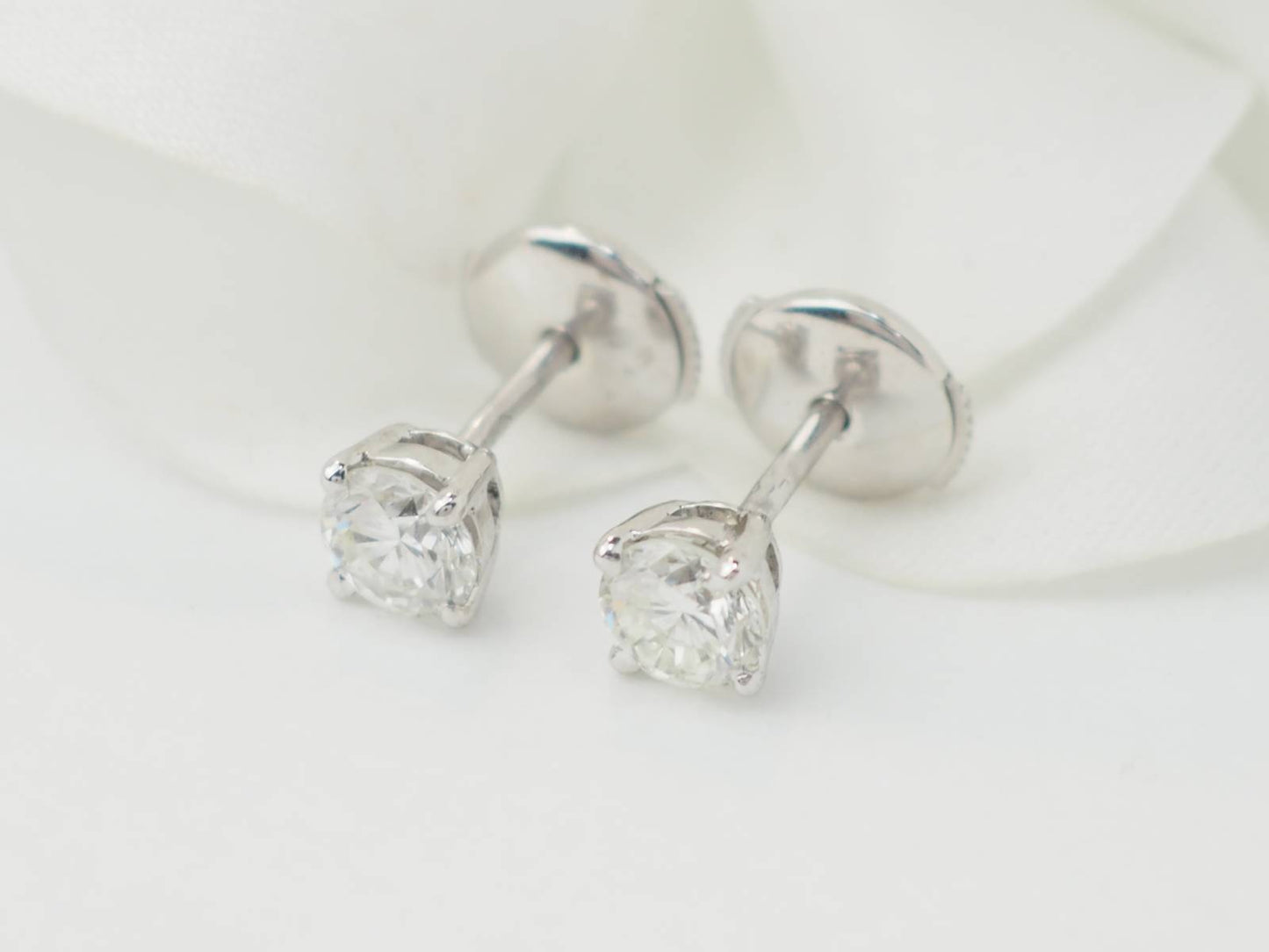 Puces d'oreilles en or blanc et diamants
