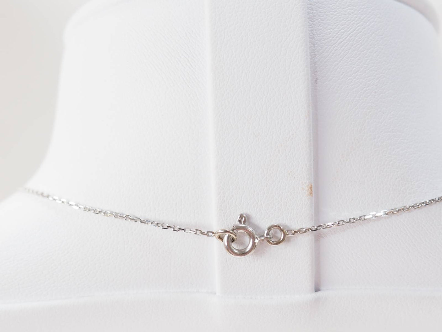 Collier solitaire en or blanc et saphir