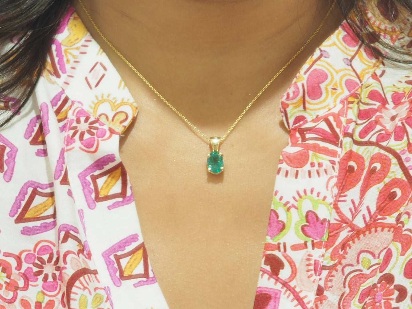 Collier solitaire en or jaune et émeraude