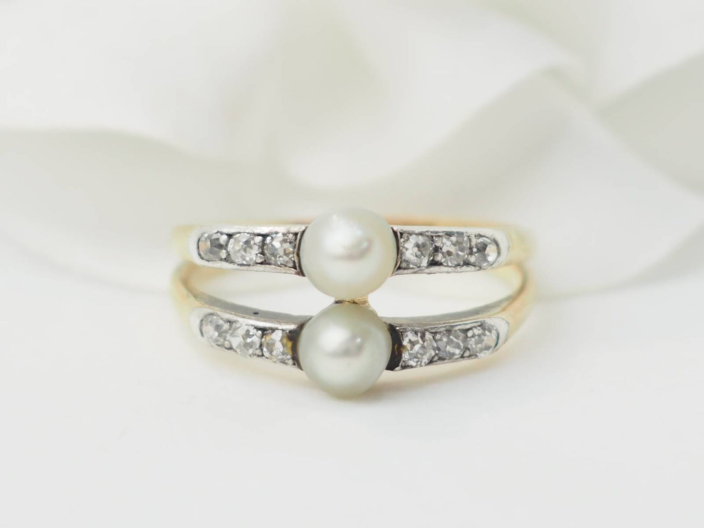 Bague ancienne en or jaune, perles de culture et diamants