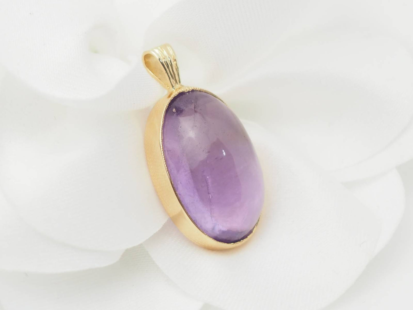 Pendentif en or jaune et Améthyste en cabochon