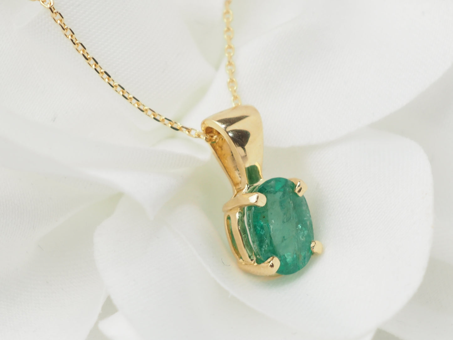 Collier solitaire en or jaune et émeraude