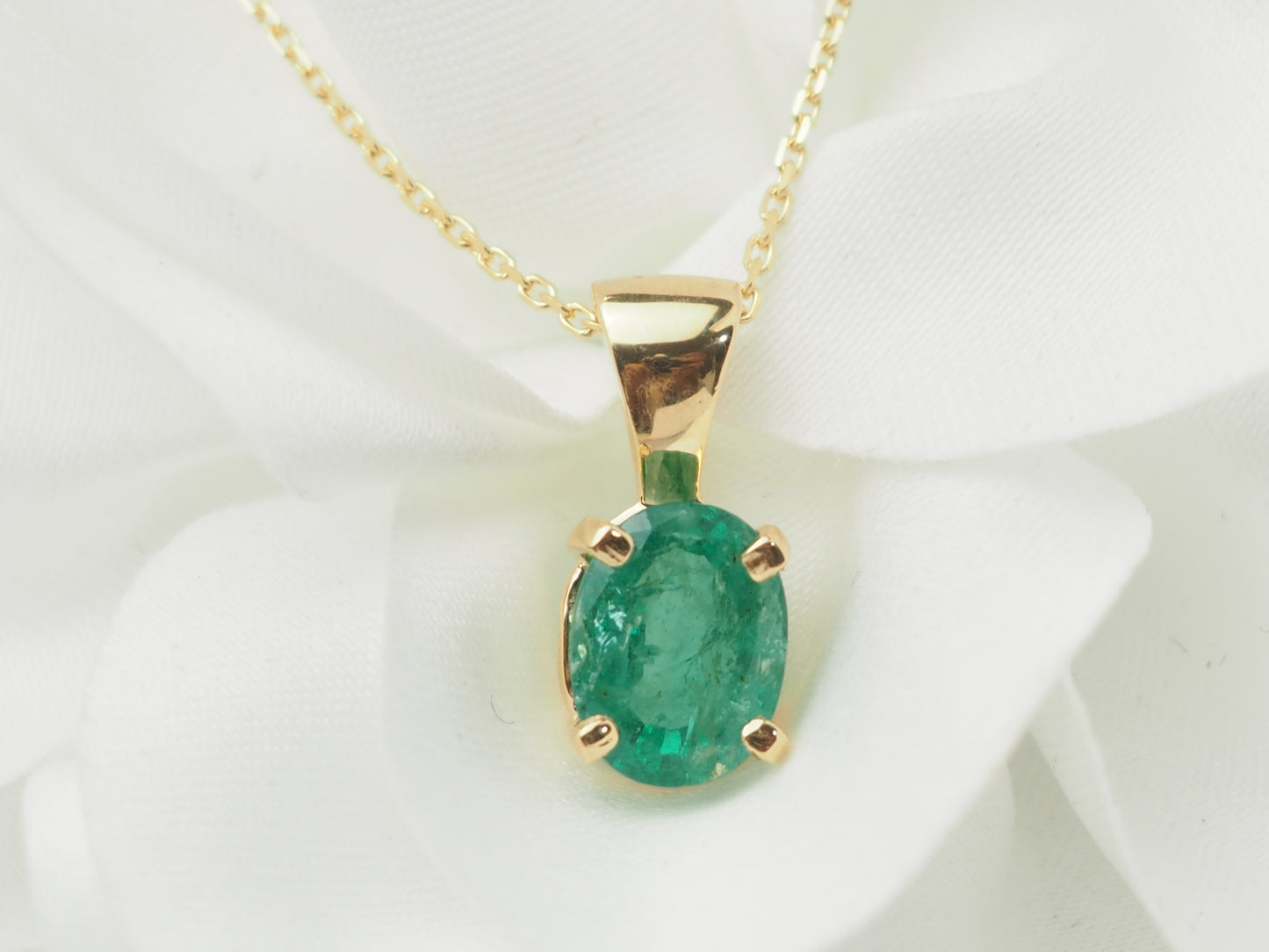 Collier solitaire en or jaune et émeraude