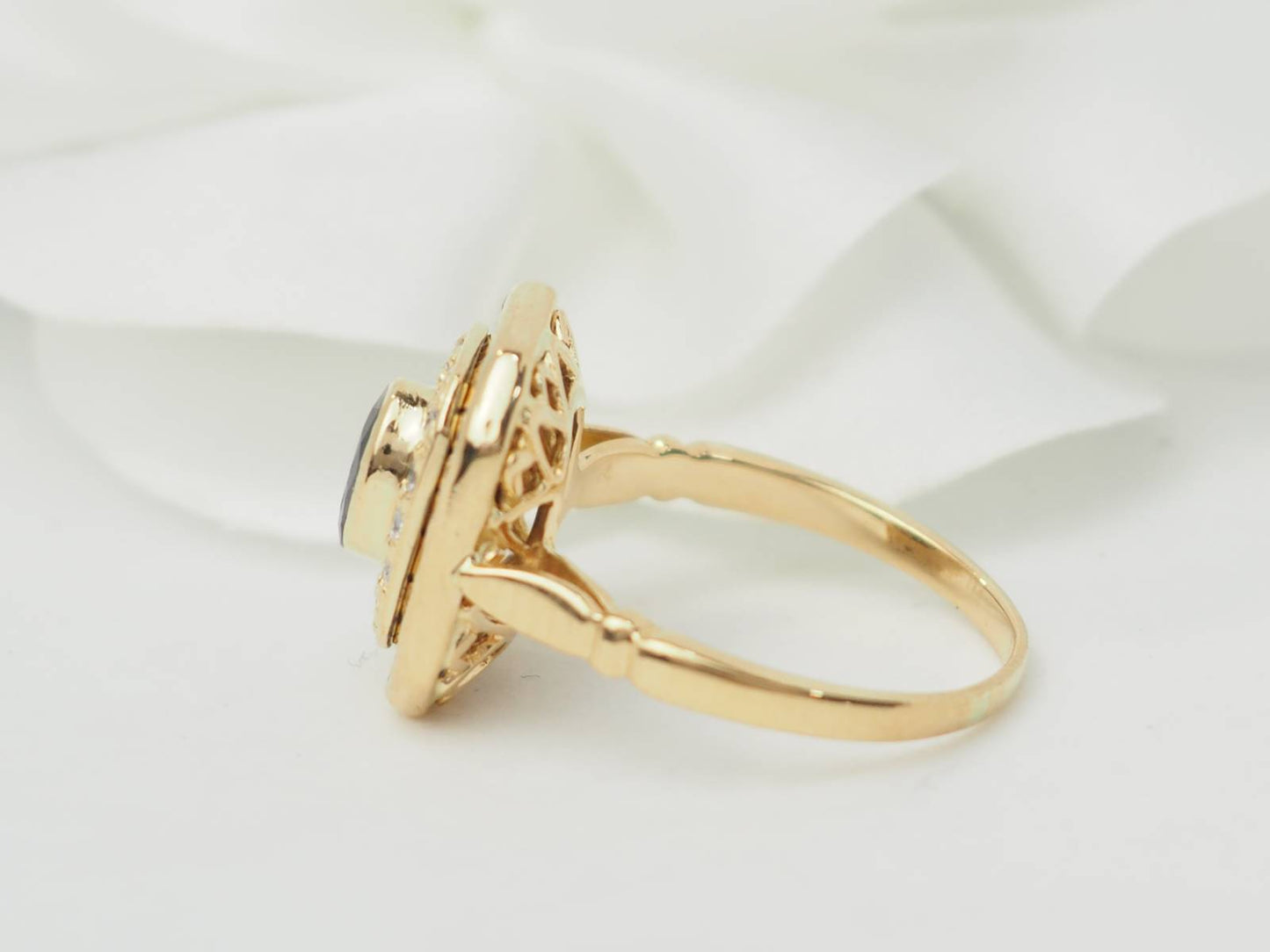 Bague entourage en or jaune, saphir et diamants