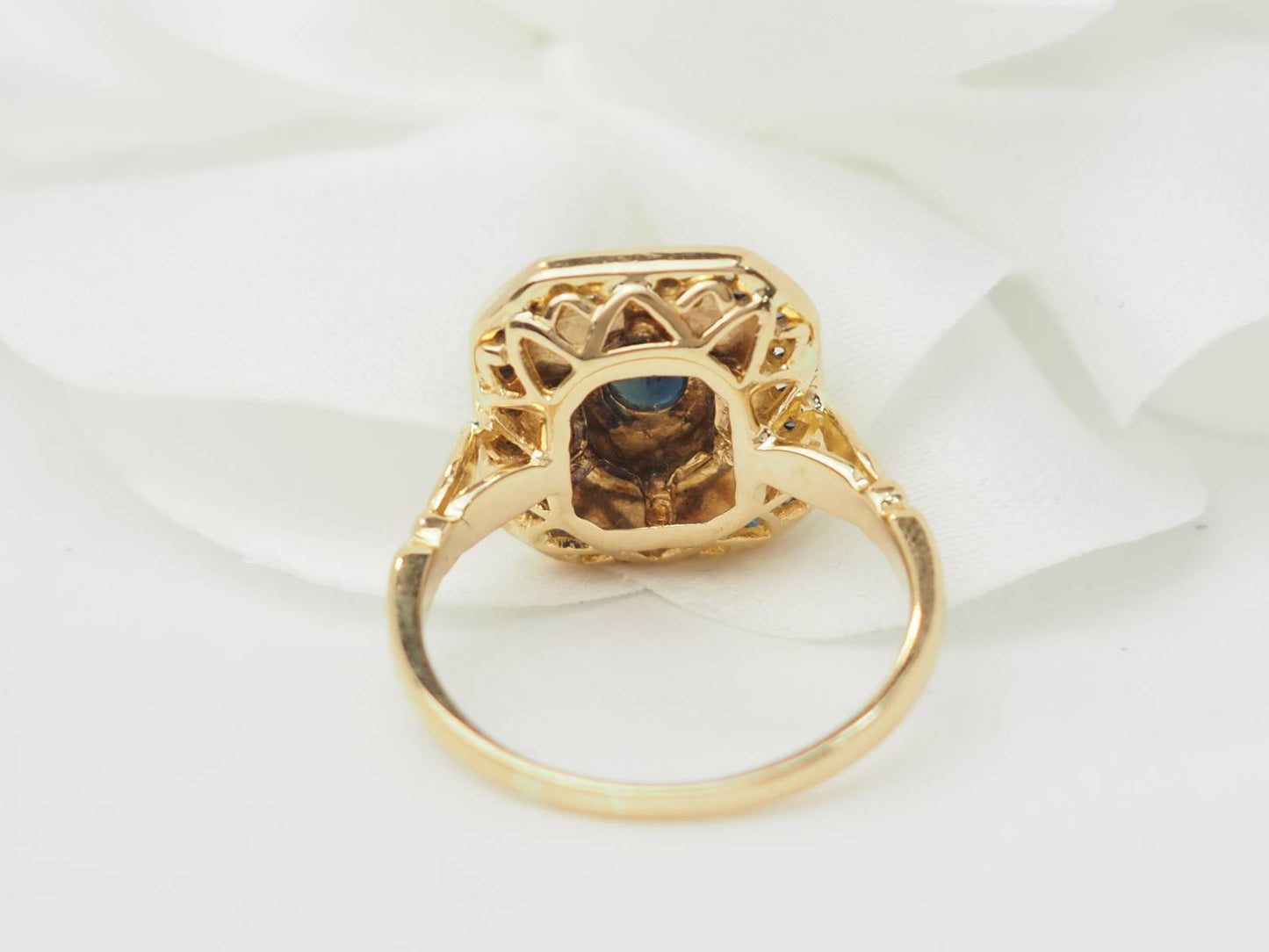 Bague entourage en or jaune, saphir et diamants