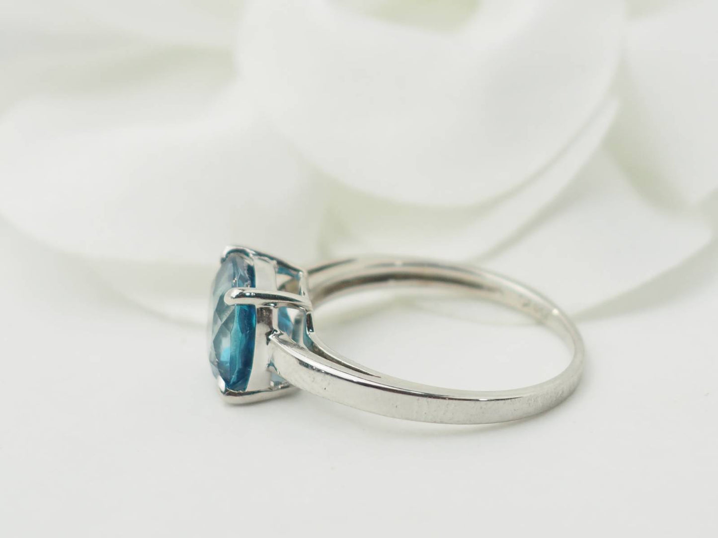 Bague en or blanc et Topaze bleue