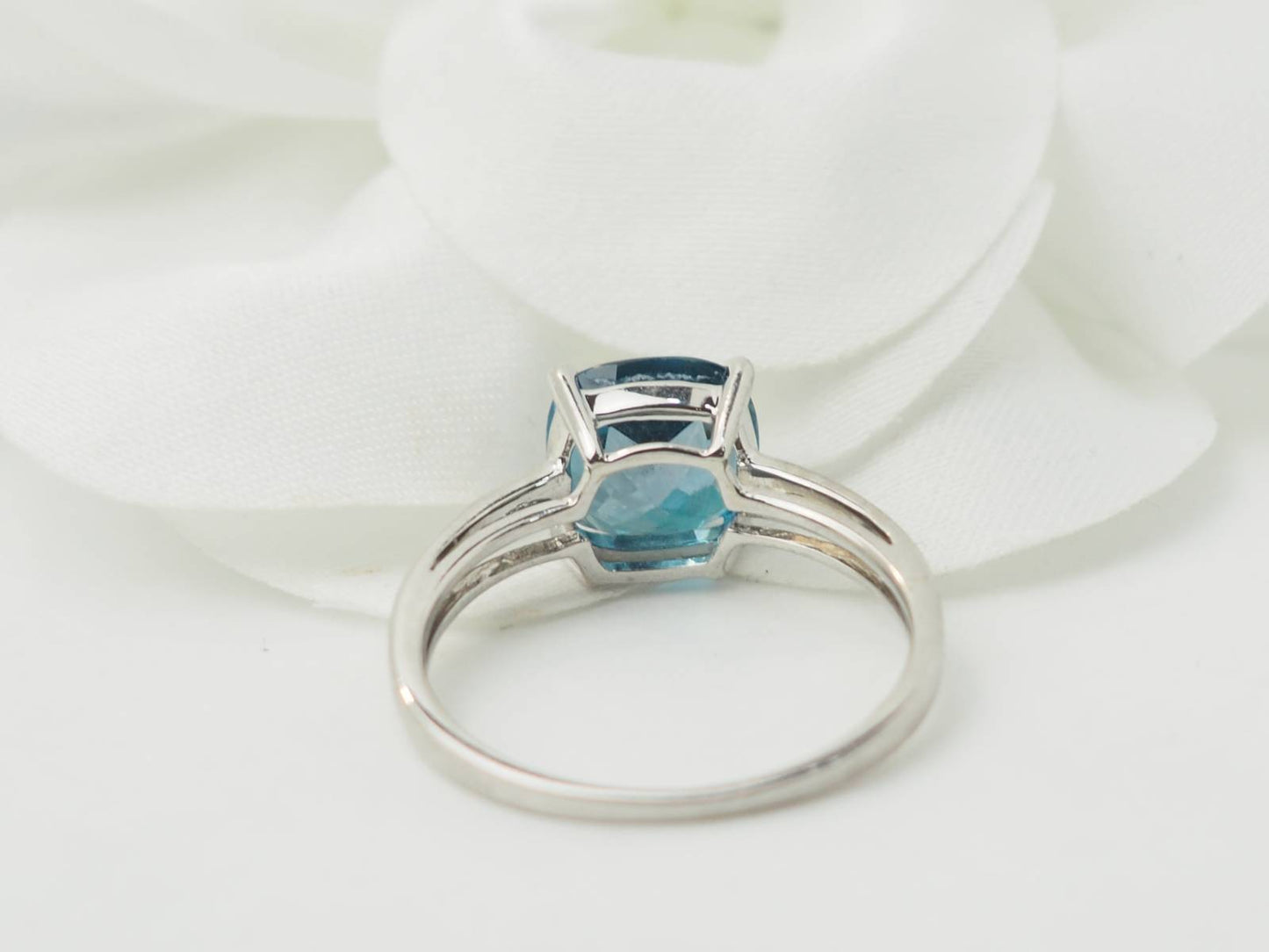 Bague en or blanc et Topaze bleue