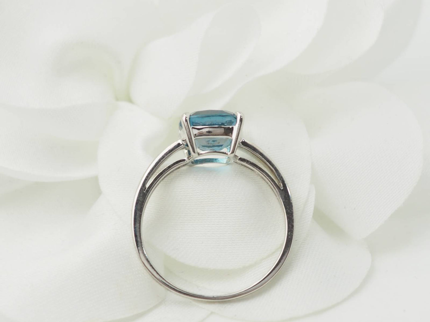 Bague en or blanc et Topaze bleue