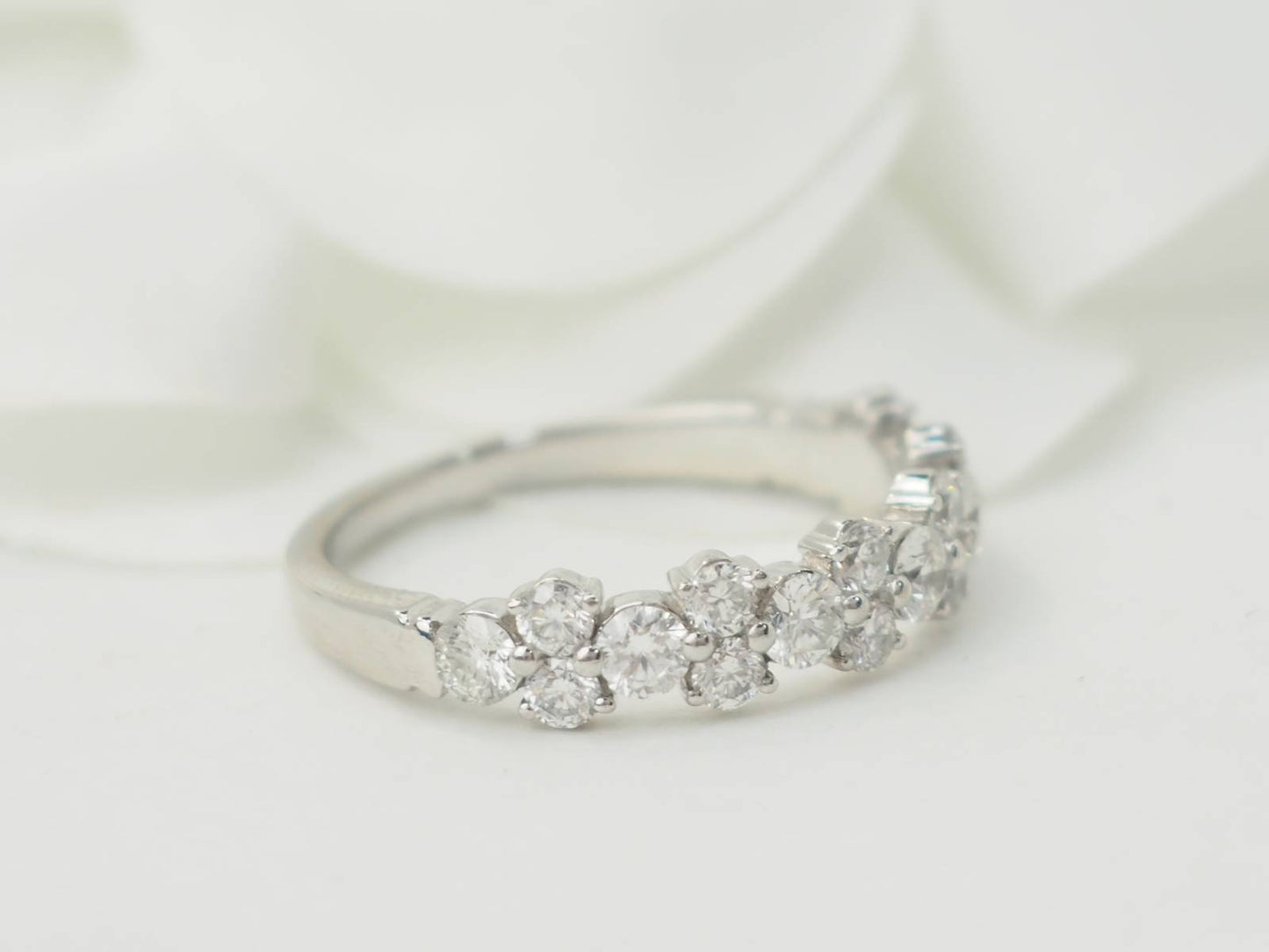 Demi alliance en or blanc et diamants 1ct