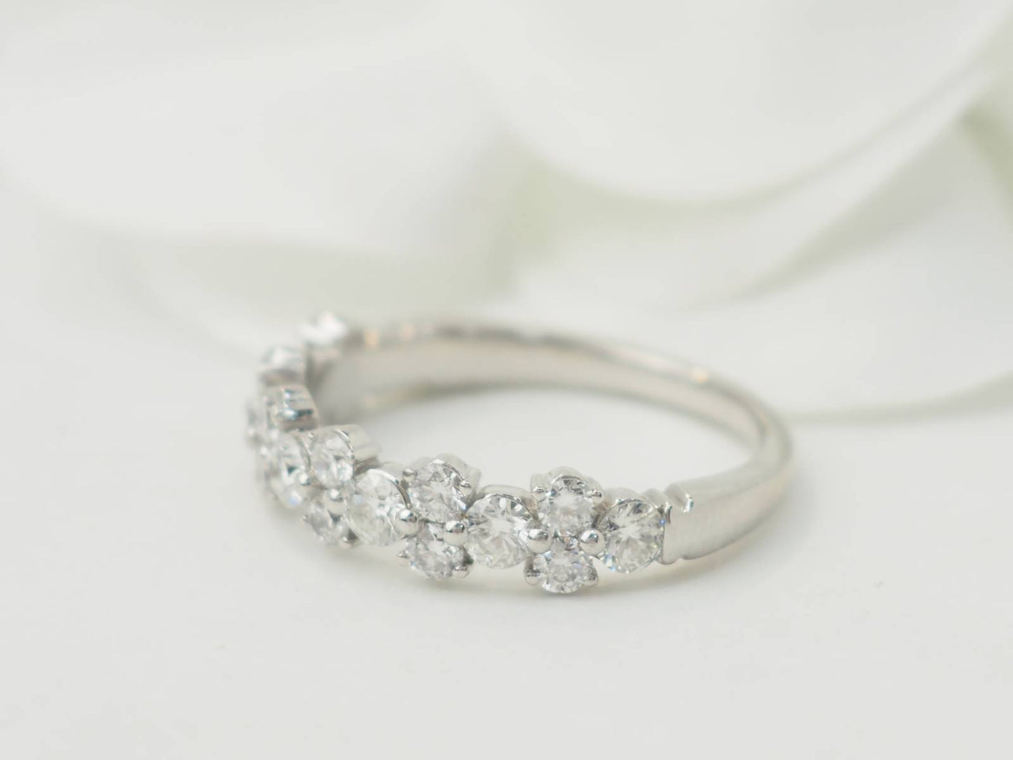 Demi alliance en or blanc et diamants 1ct