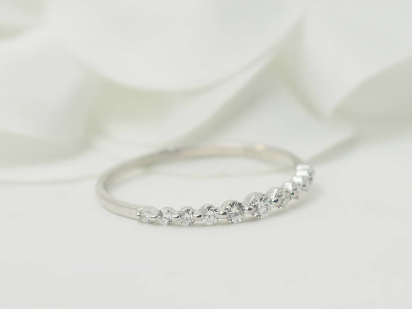 Demi alliance en or blanc et diamants