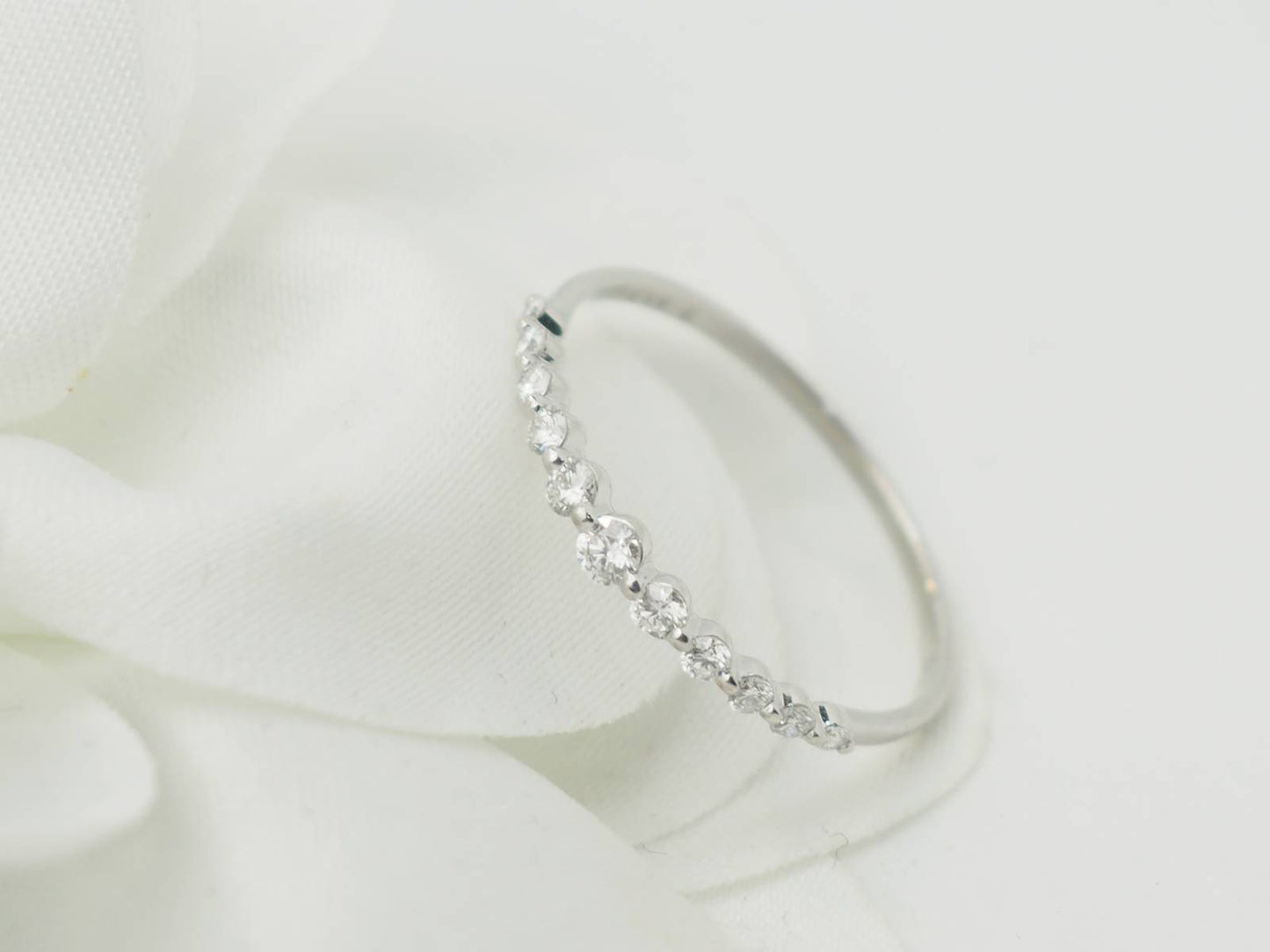 Demi alliance en or blanc et diamants
