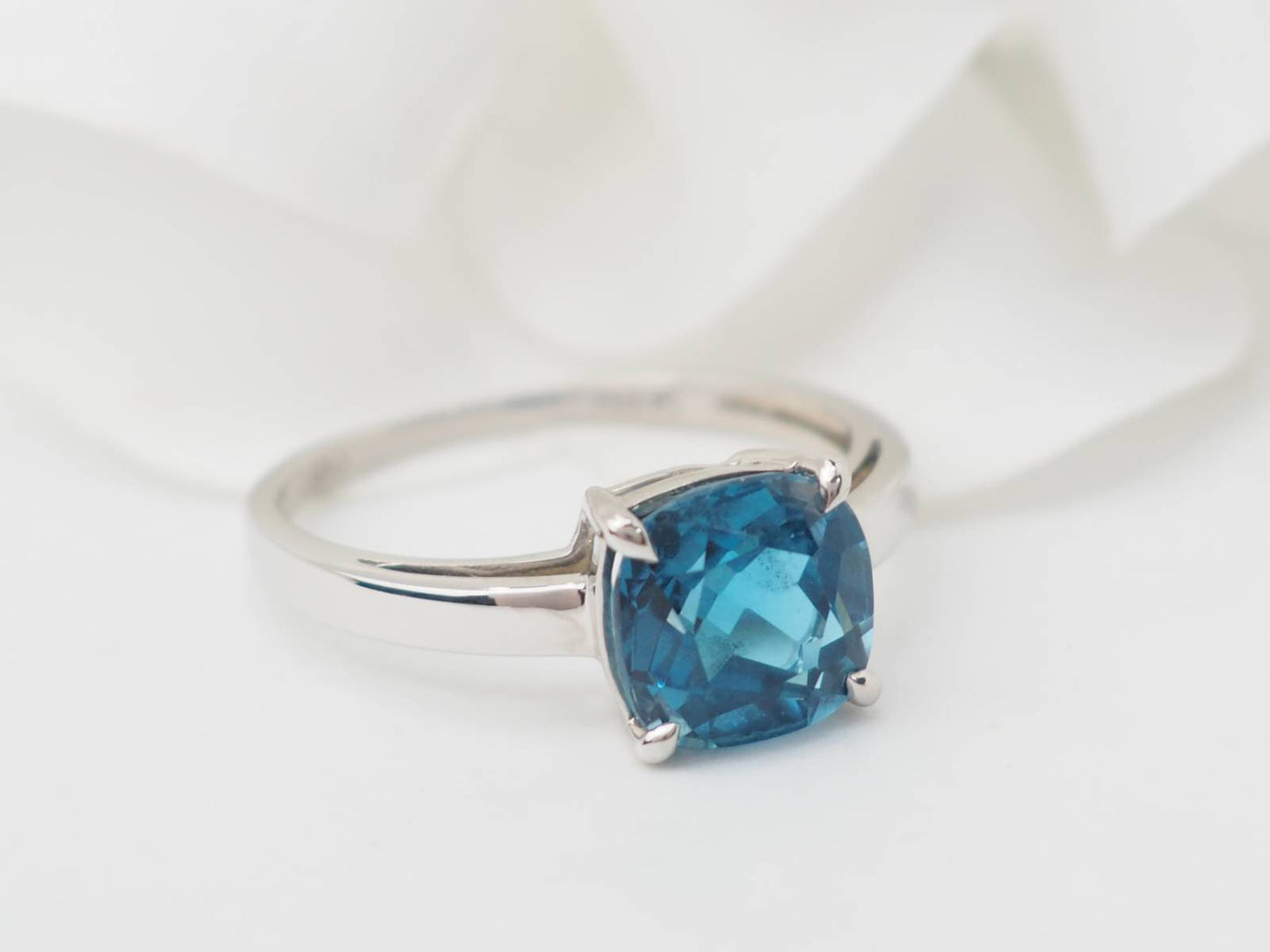 Bague en or blanc et Topaze bleue
