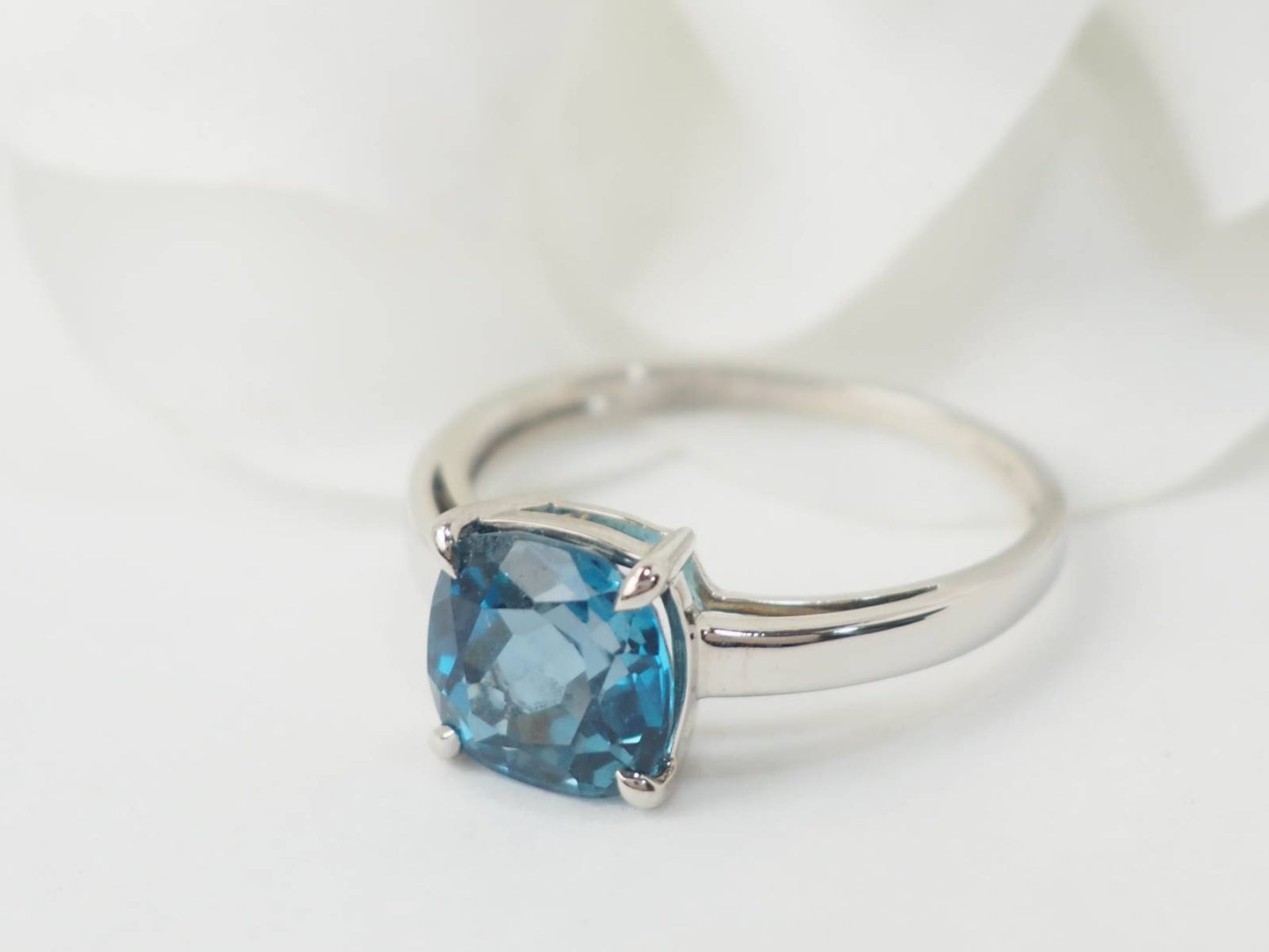 Bague en or blanc et Topaze bleue