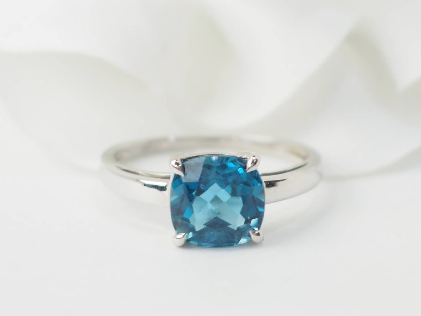 Bague en or blanc et Topaze bleue