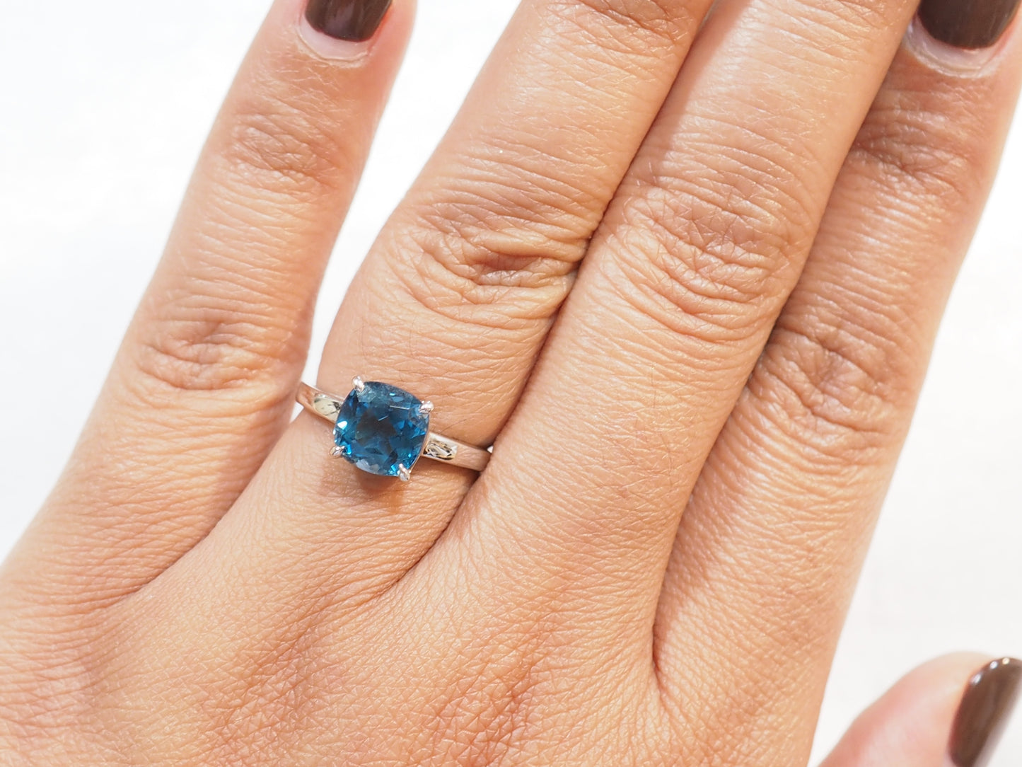 Bague en or blanc et Topaze bleue
