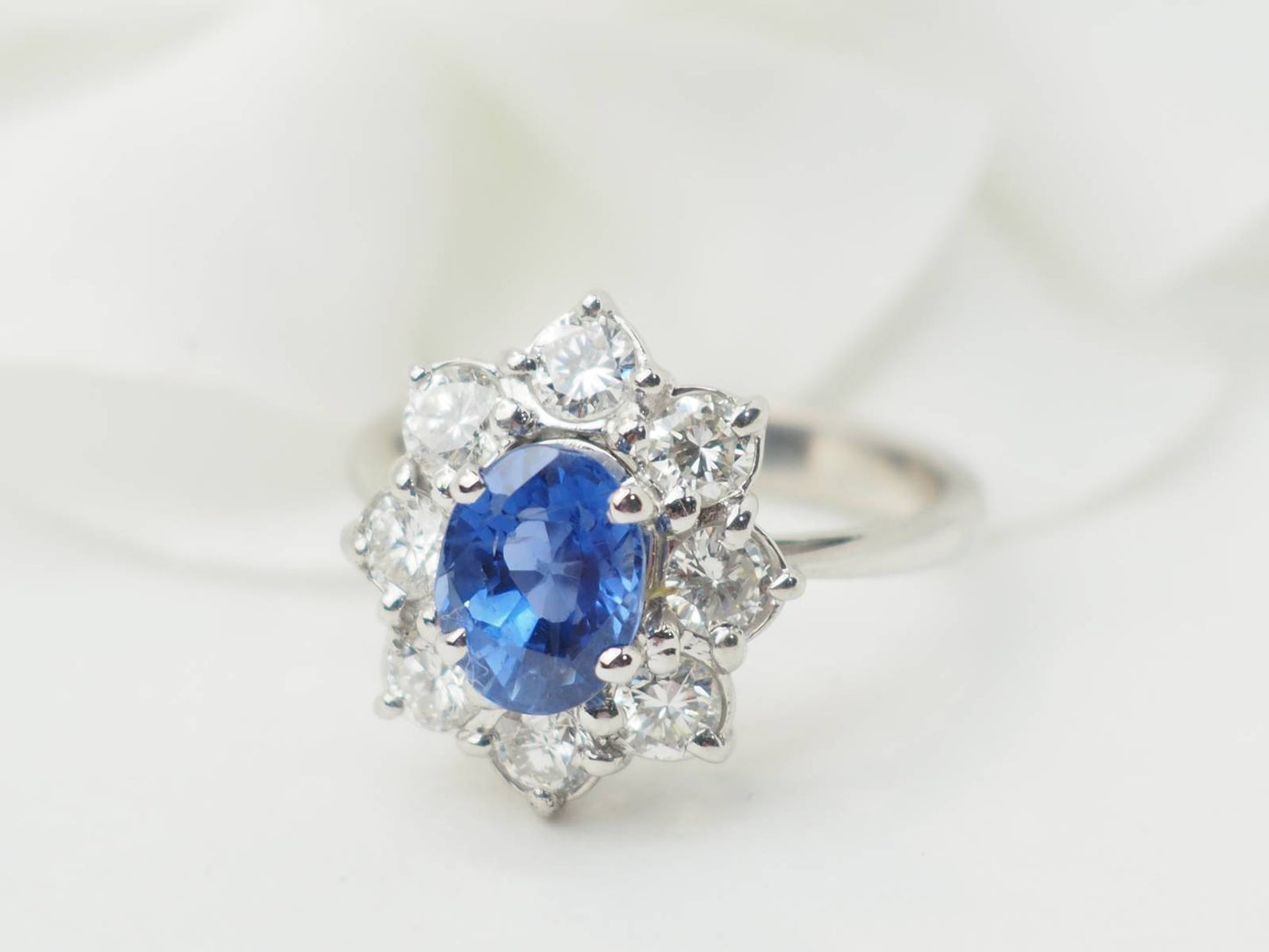 Bague entourage en or blanc, saphir et diamants