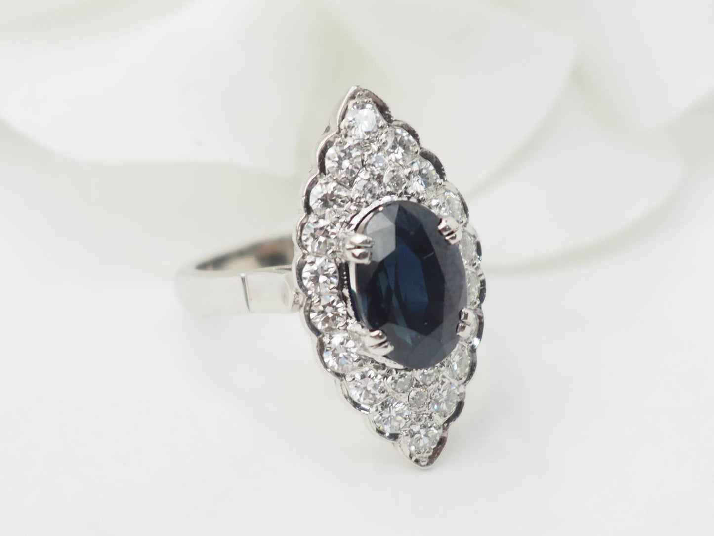 Bague marquise en or blanc, saphir et diamants