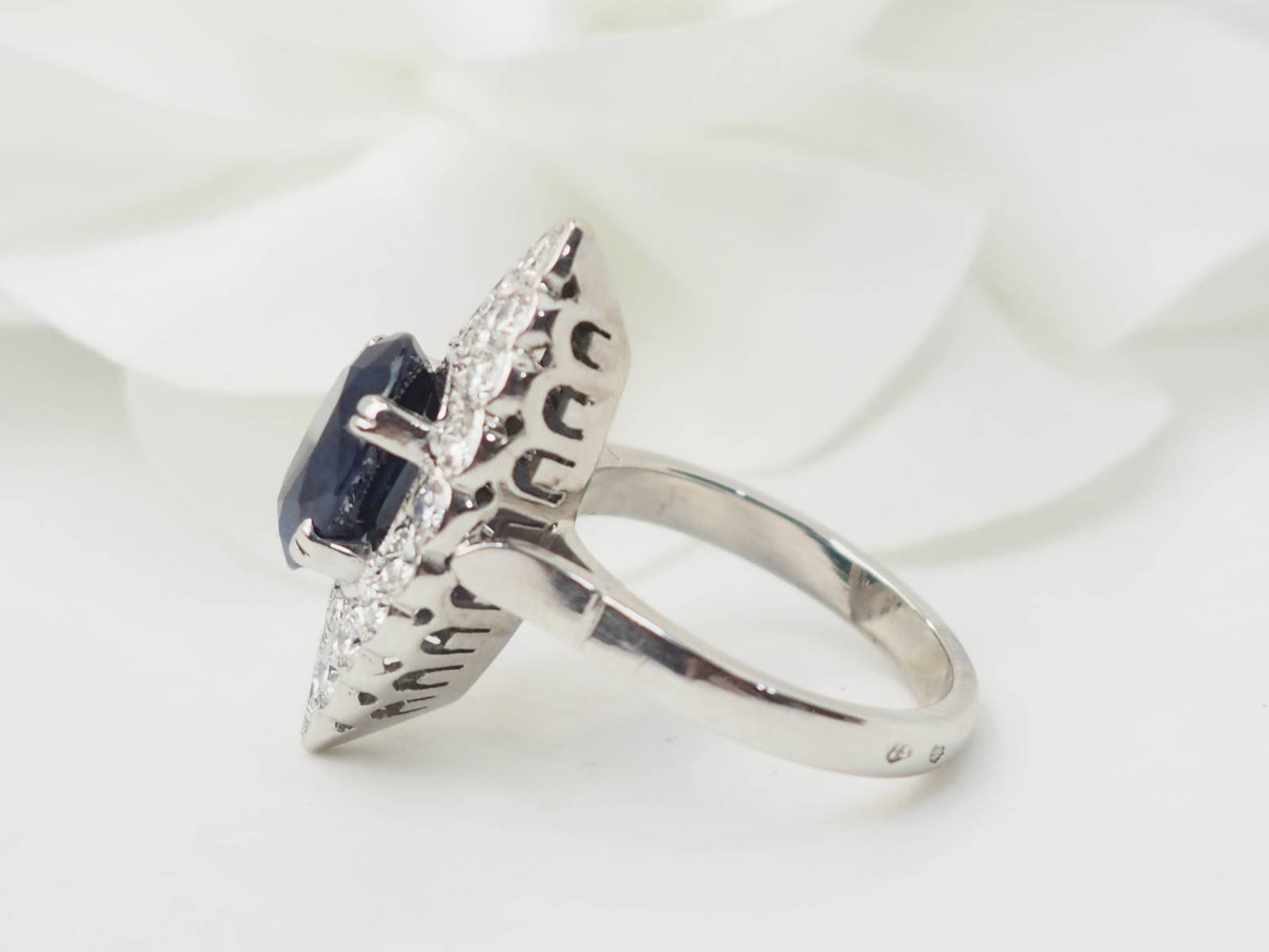 Bague marquise en or blanc, saphir et diamants