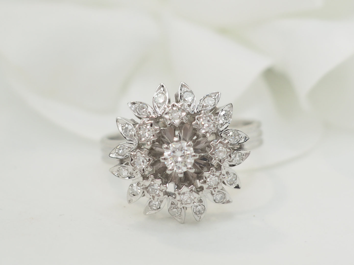 Bague Fleur en or blanc et diamants