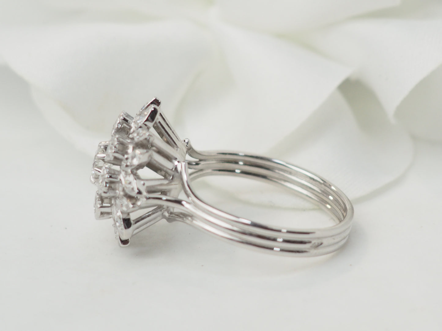 Bague Fleur en or blanc et diamants