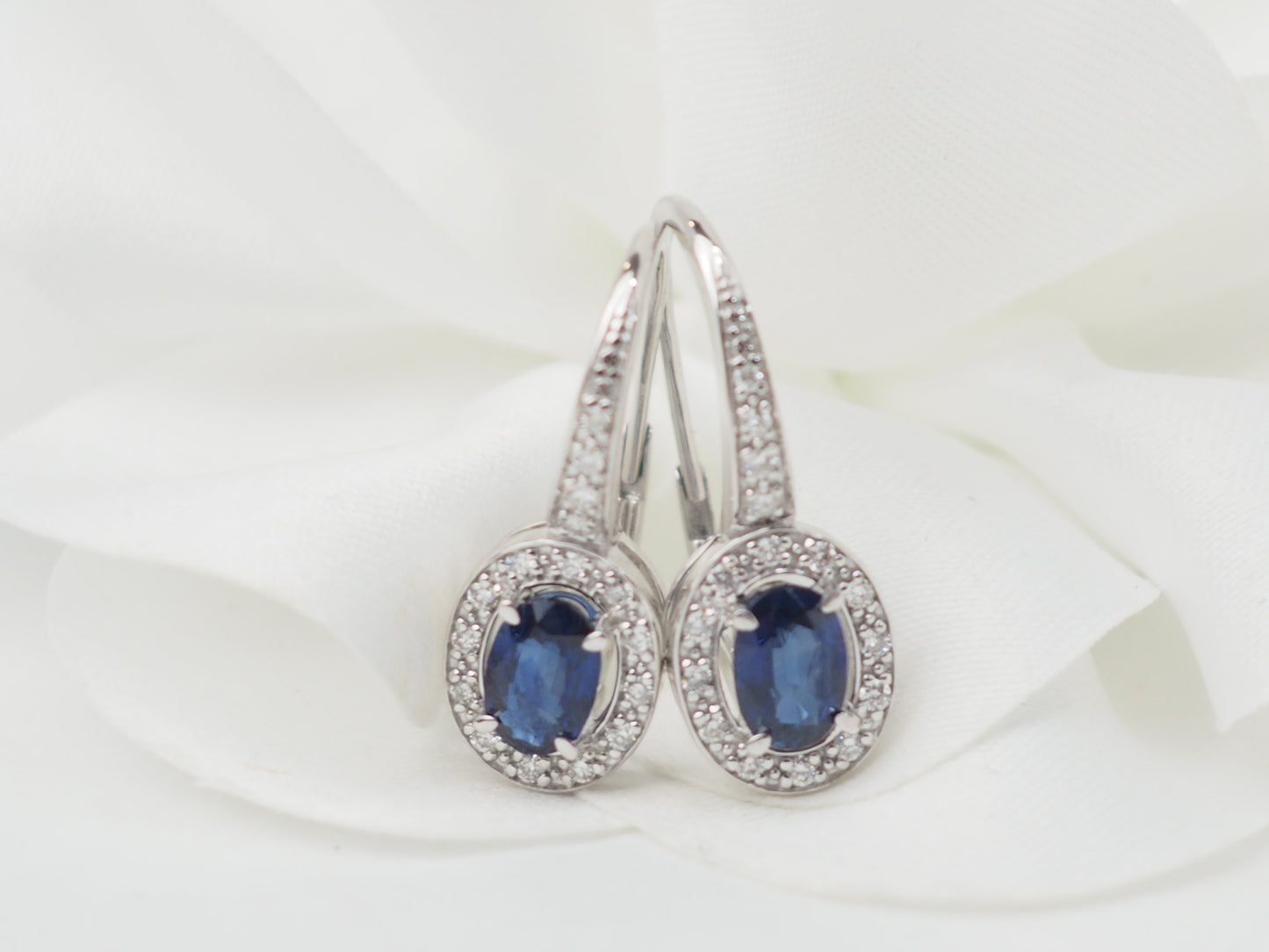 Boucles d'oreilles dormeuses en or blanc, saphir et diamants